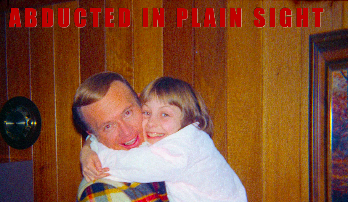 紀錄片《公然誘拐案》回顧發生在70年代，最匪夷所思的誘拐案件，羅伯特（左）精心安排綁走了鄰居的12歲女孩珍。（翻攝自Abducted in Plain Sight官網）