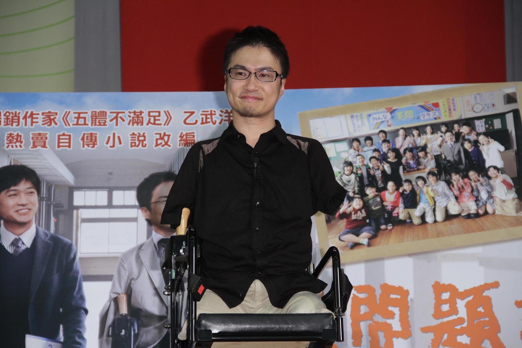 《五體不滿足》作家乙武洋匡2016年爆發外遇醜聞,根據日媒報導,他和去年交往的女大生已見過雙方家長,似乎好事近了。(東方IC)
