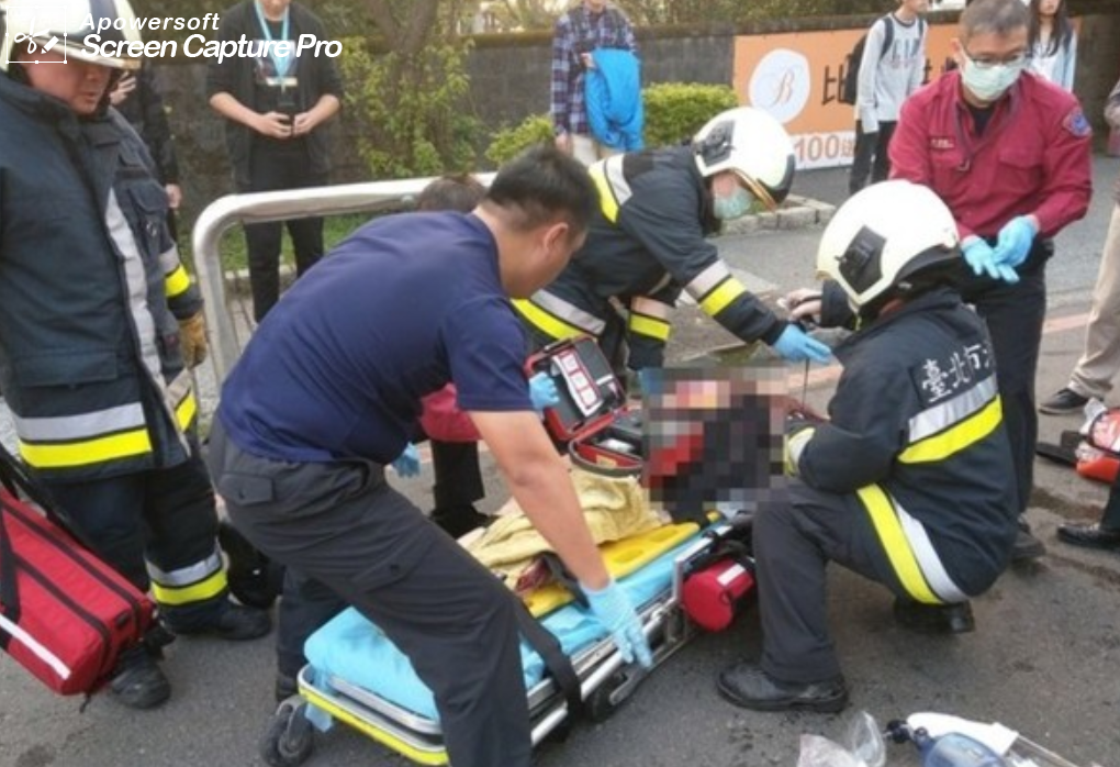 警消到場趕緊將張女送醫急救。（翻攝畫面）