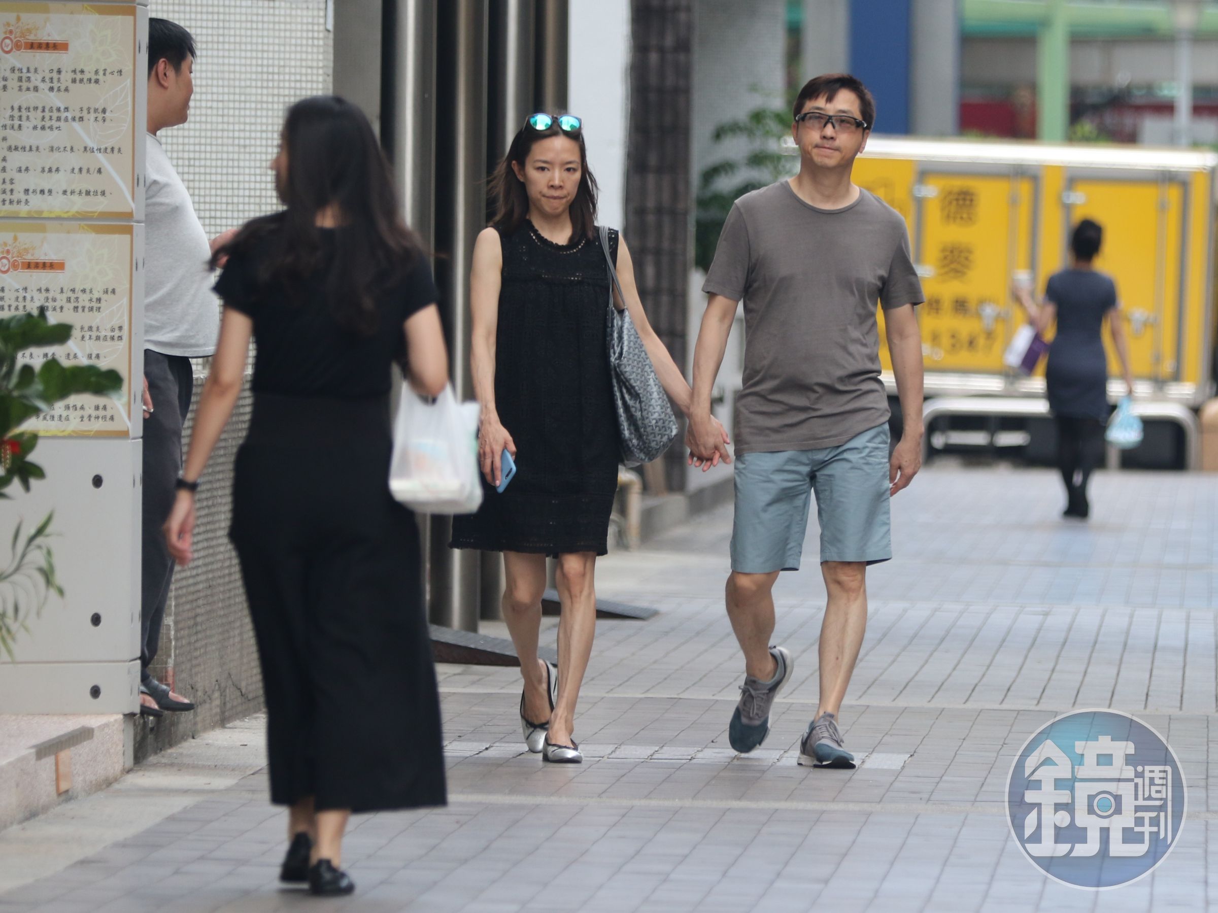 原本傳哈林月花30萬帶著老婆、一對兒女搬離「一品大廈」，現是月花70萬，但媽媽住在樓上。（本刊資料照）