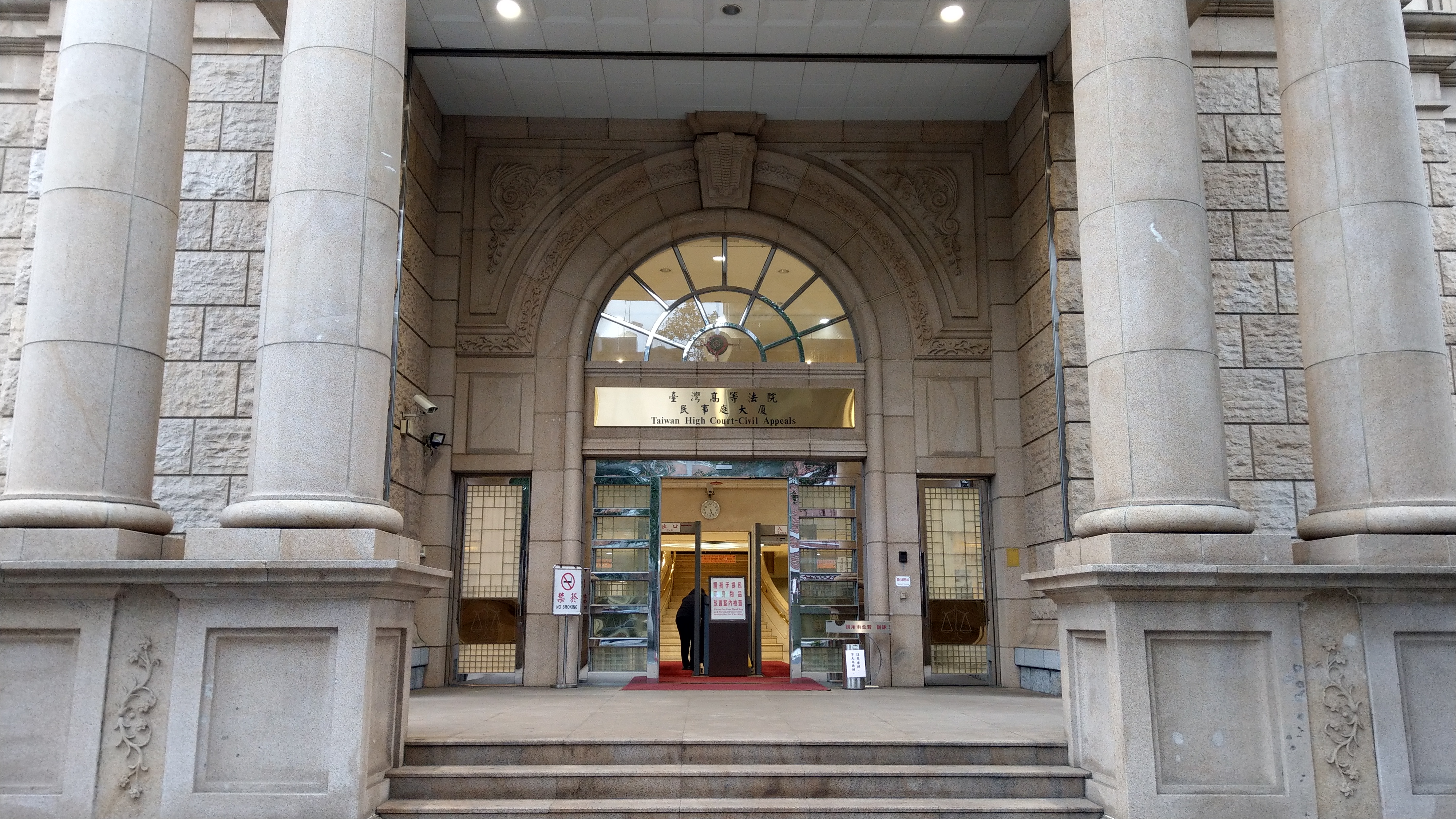 高等法院民事庭審理台中警方誤殺通緝犯國賠案，認定警方沒違法，判免賠680萬元。