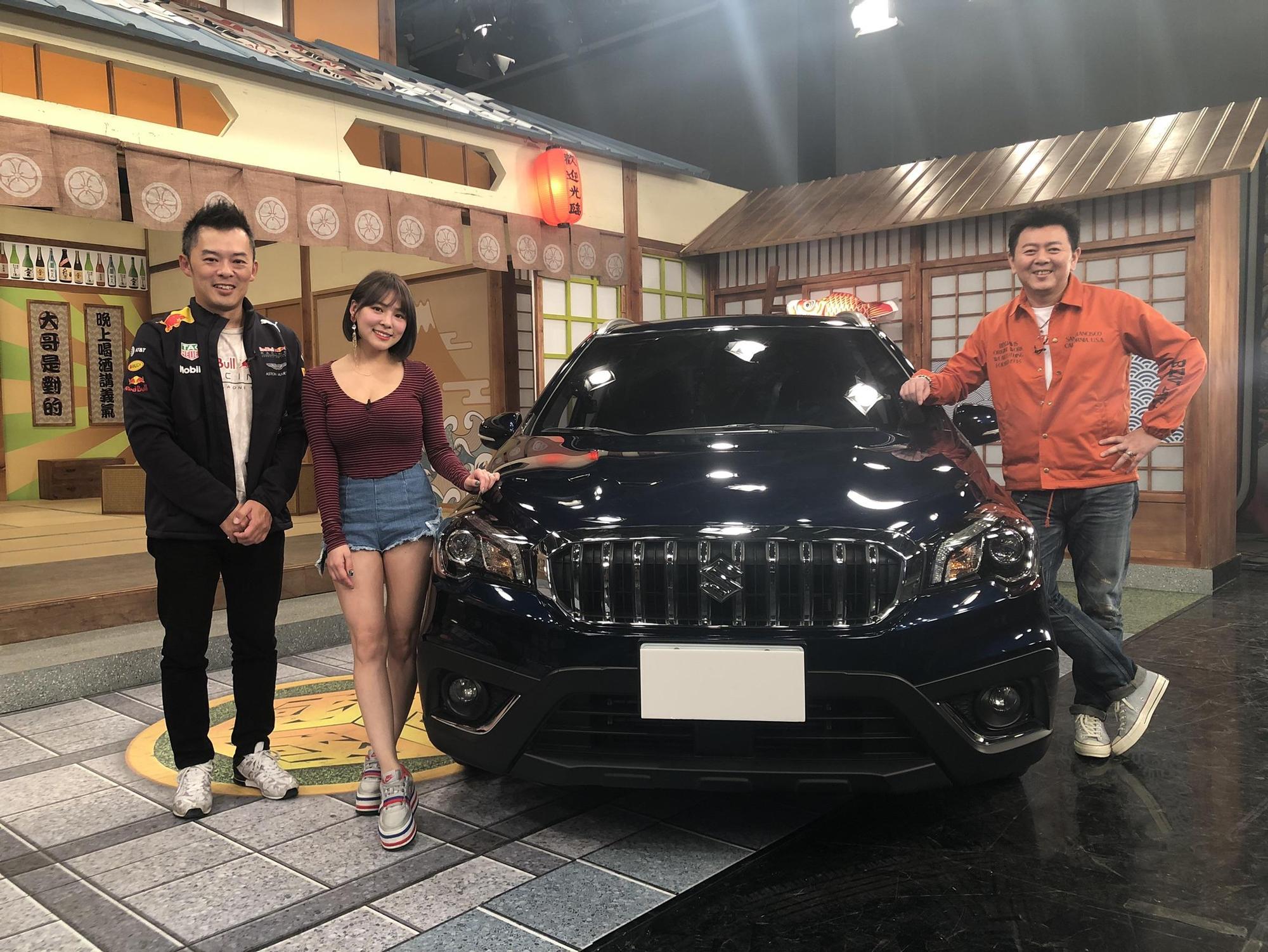 對車十分有研究的庹宗康(右)主持汽車節目,想從生活化的角度來討論車的話題。(三立提供)