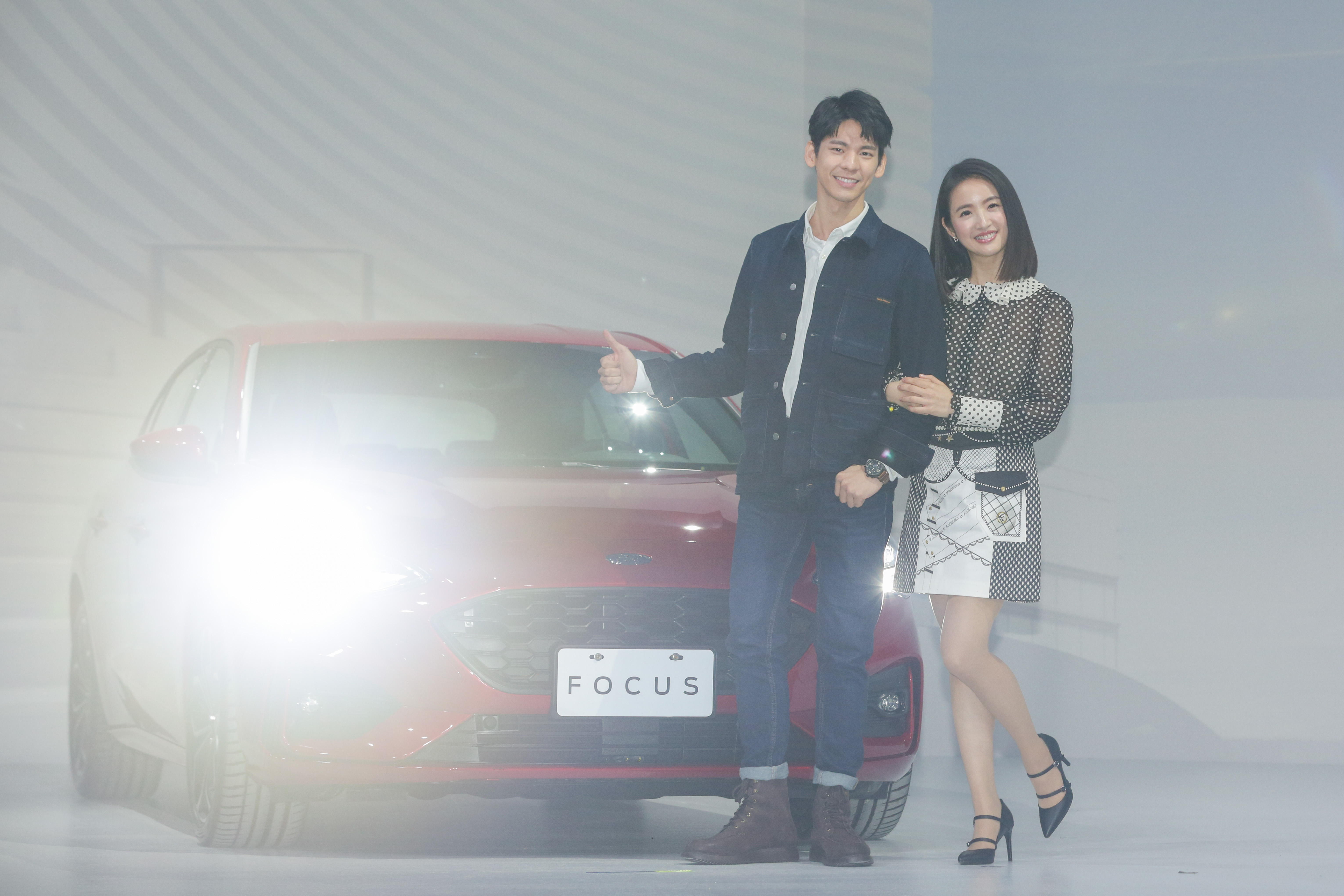 林依晨合體師弟林柏宏為汽車代言。