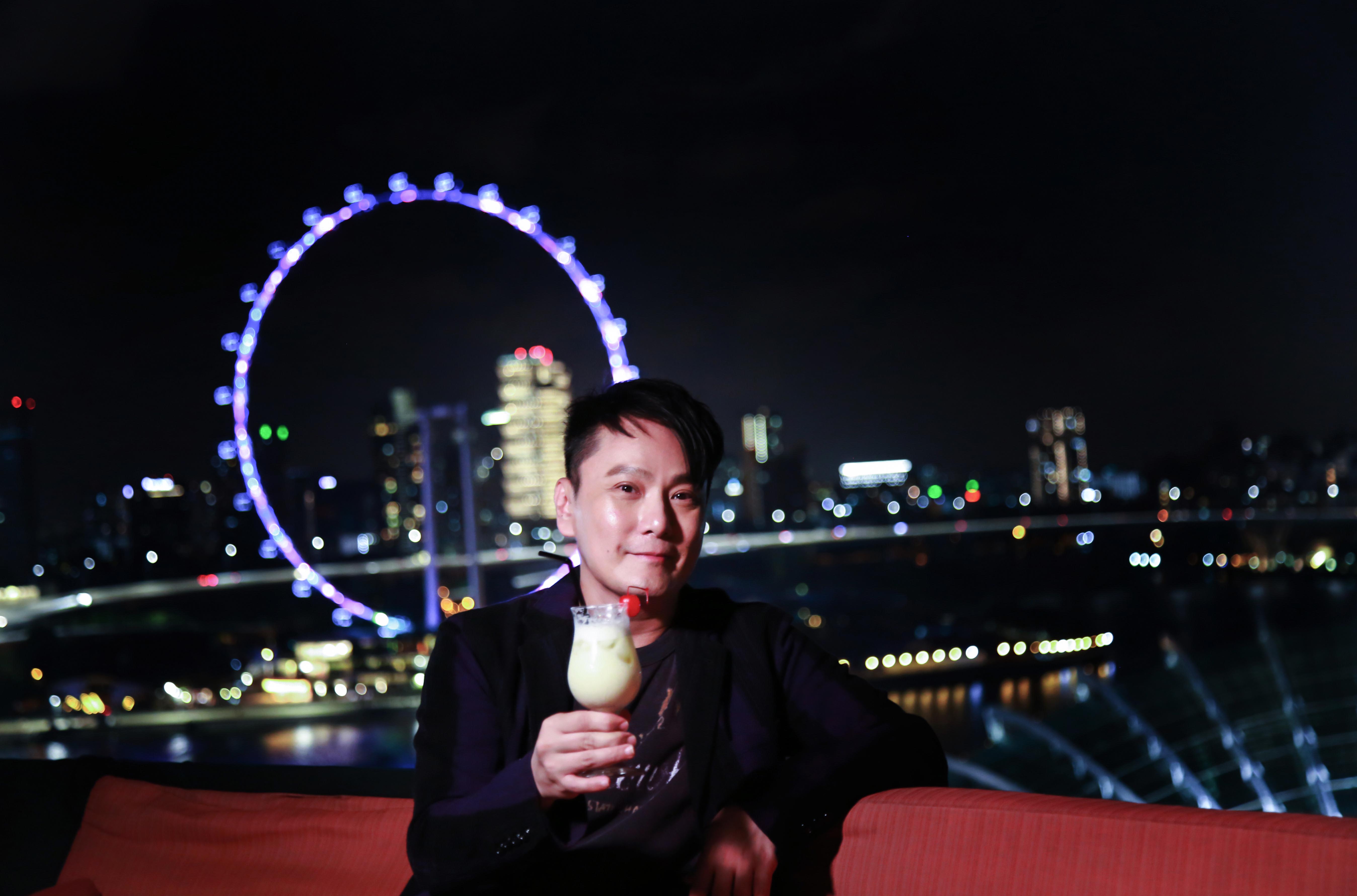 張信哲原本刻意變裝，但一路被歌迷認出乾脆拔下帽子、眼鏡。 （潮水音樂提供）