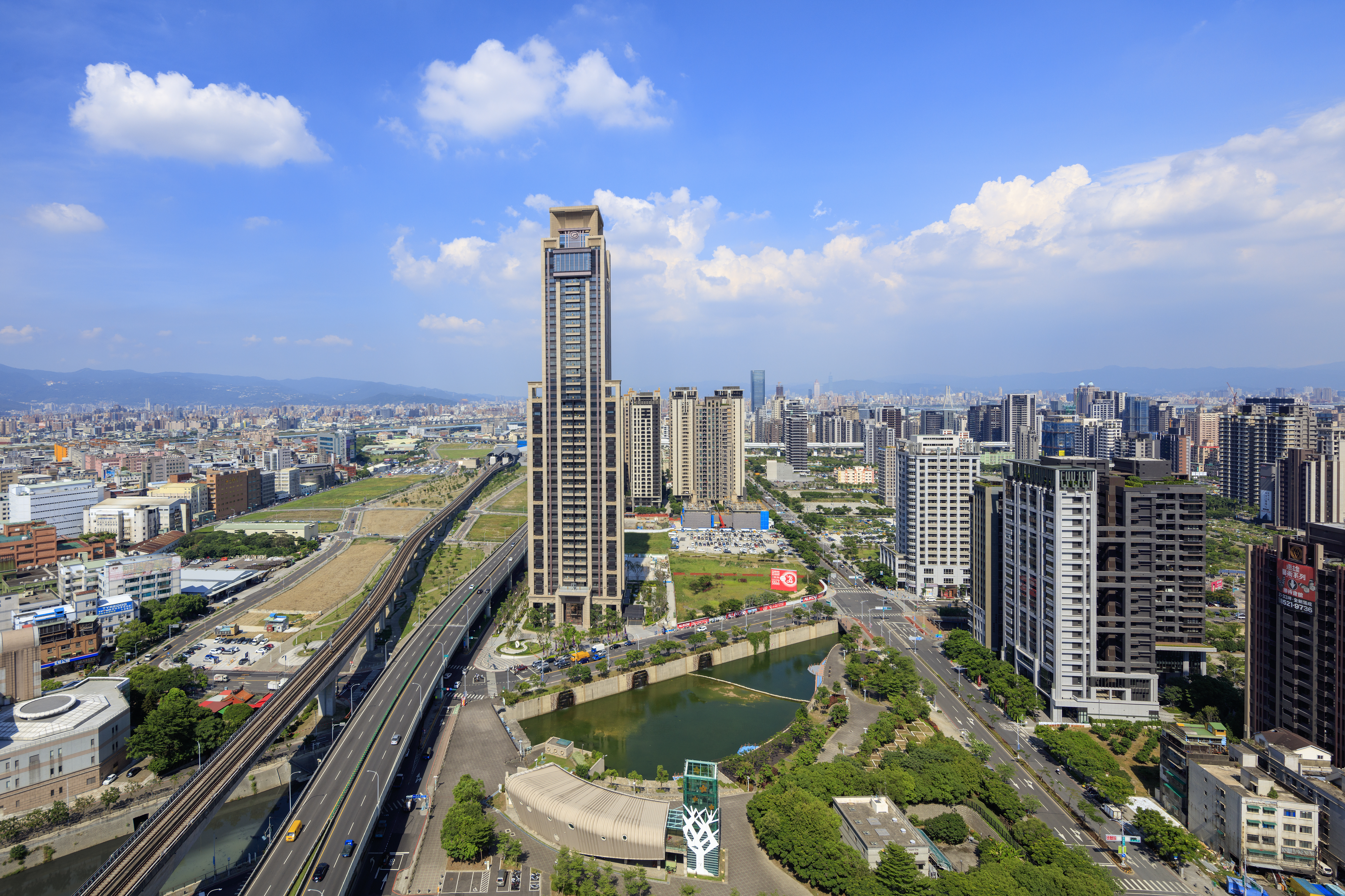 新莊副都心因機場捷運通車帶動買氣，剛落成的超高豪宅「遠雄九五」在春節5天檔期賣出1.7億元業績。（遠雄房地產提供）