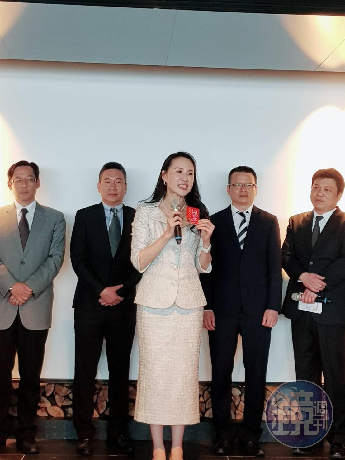 遠雄房地產總經理張麗蓉（前）以「持續成長、房市看溫穩」評估2019年房市，預期自家銷售成長10％。