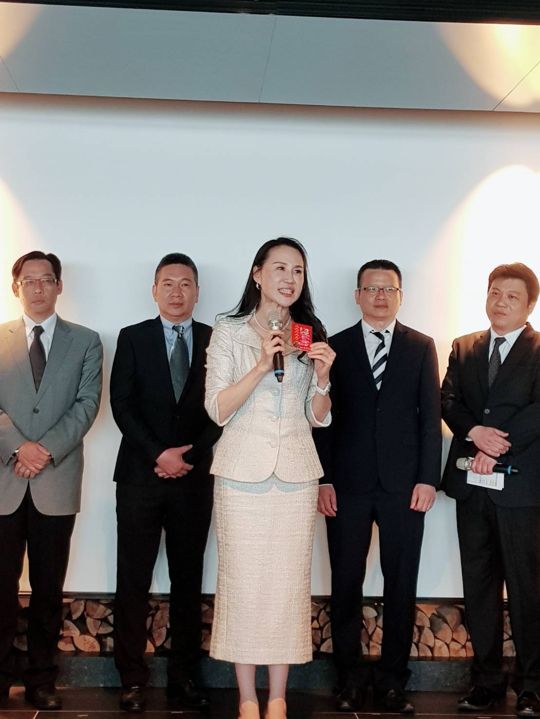 遠雄房地產總經理張麗蓉（前）以「持續成長、房市看溫穩」評估2019年房市，預期自家銷售成長10％。