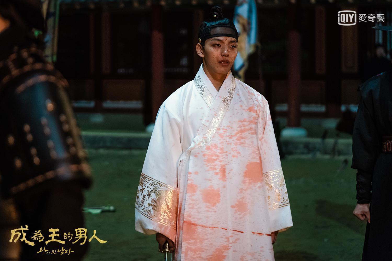 呂珍九在《成為王的男人》一人分飾兩角,他在眼神方面下足工夫。(愛奇藝台灣站提供)