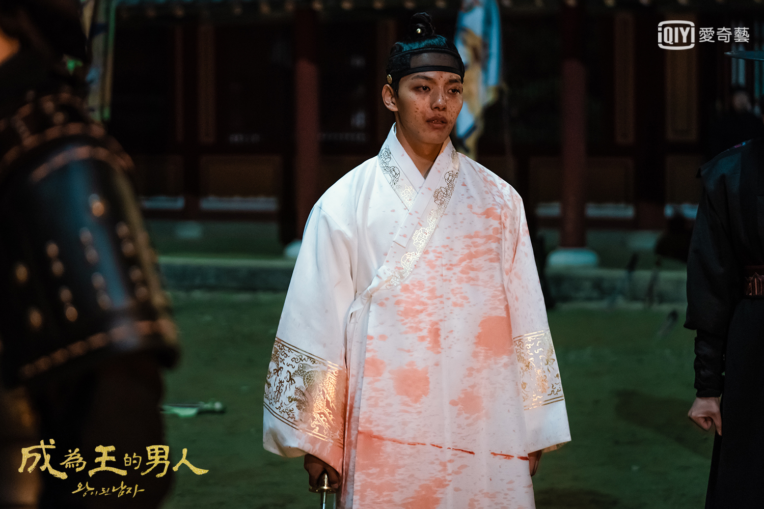 呂珍九在《成為王的男人》一人分飾兩角，他在眼神方面下足工夫。（愛奇藝台灣站提供）