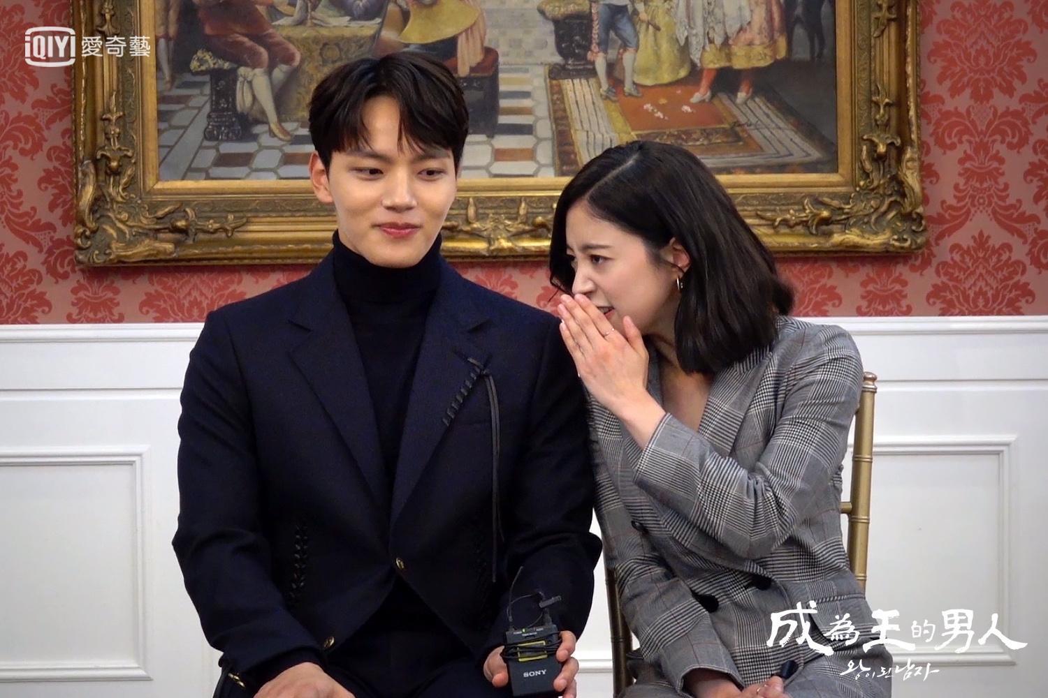 《成為王的男人》男女主演呂珍九和李世榮在專訪時展現好交情。(愛奇藝台灣站提供)