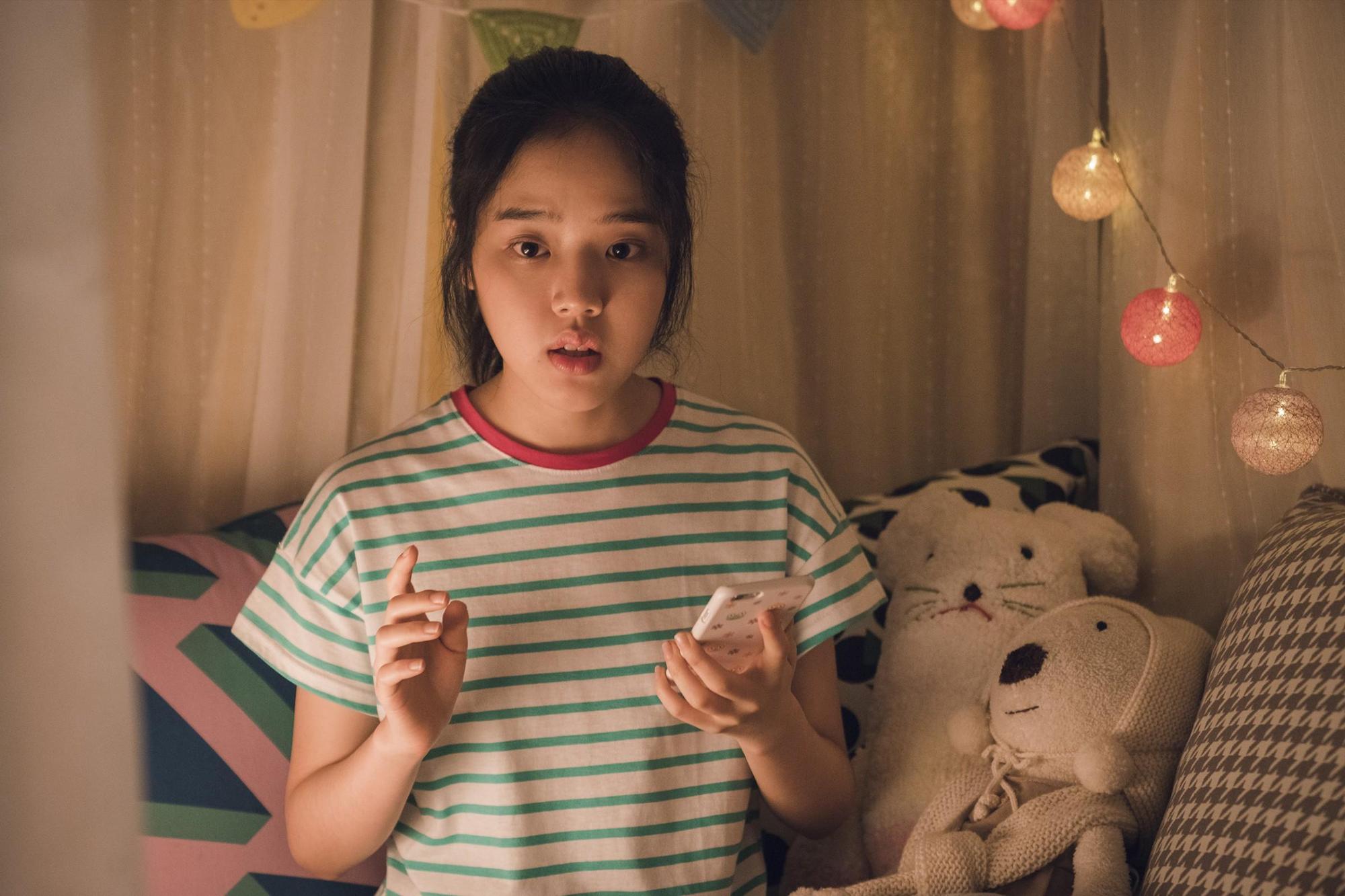 《與神同行》中活潑可愛的金香起挑戰飾演自閉症少女，繼朱智勛後又再度與歐巴男神合作。（甲上提供）