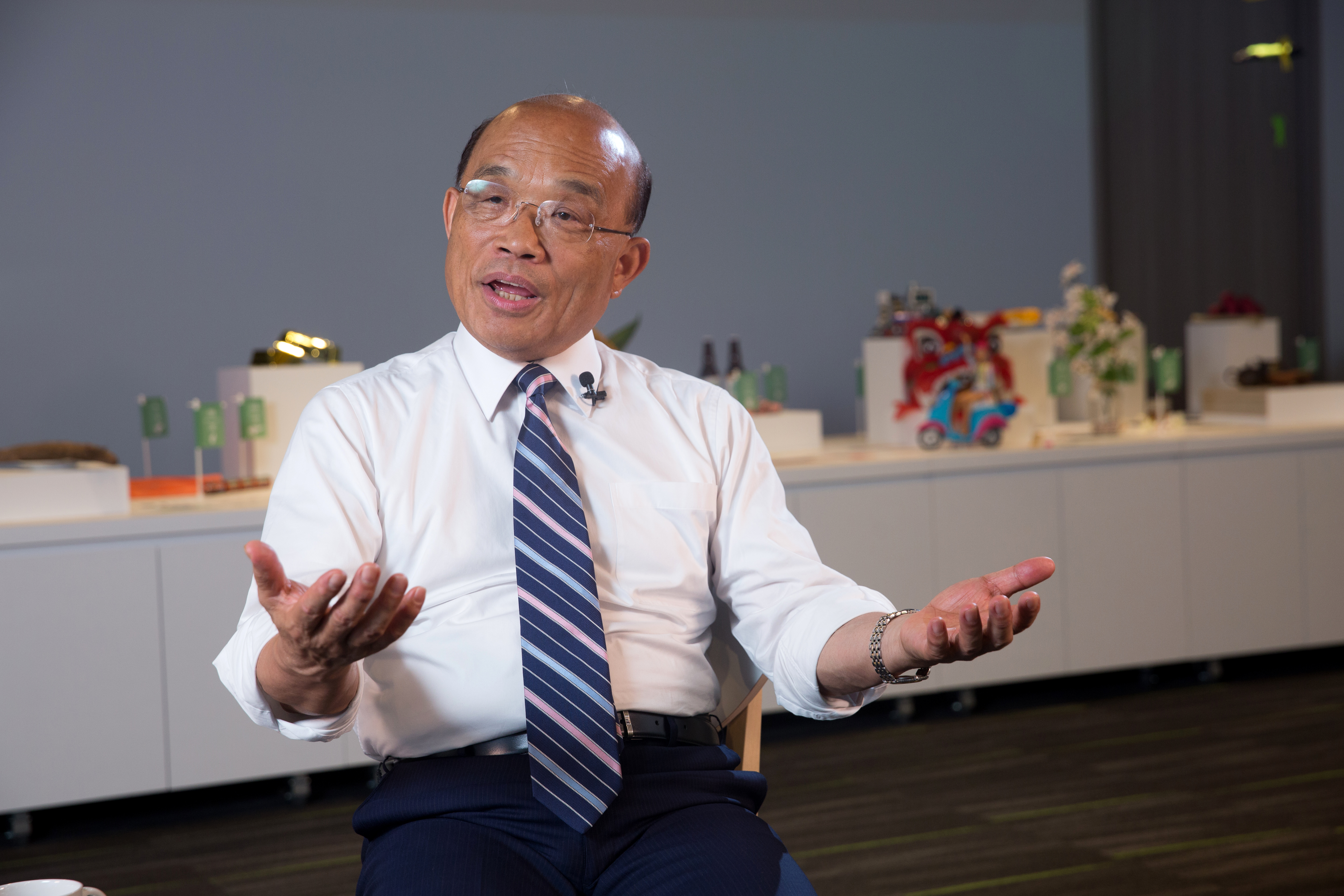 蘇貞昌會中對民進黨立委說，希望社會不要把全部的力氣放在法案名稱上，台灣社會應要一步一步向前走，請大家非常寬容地包容對方、非常友善地對待彼此。