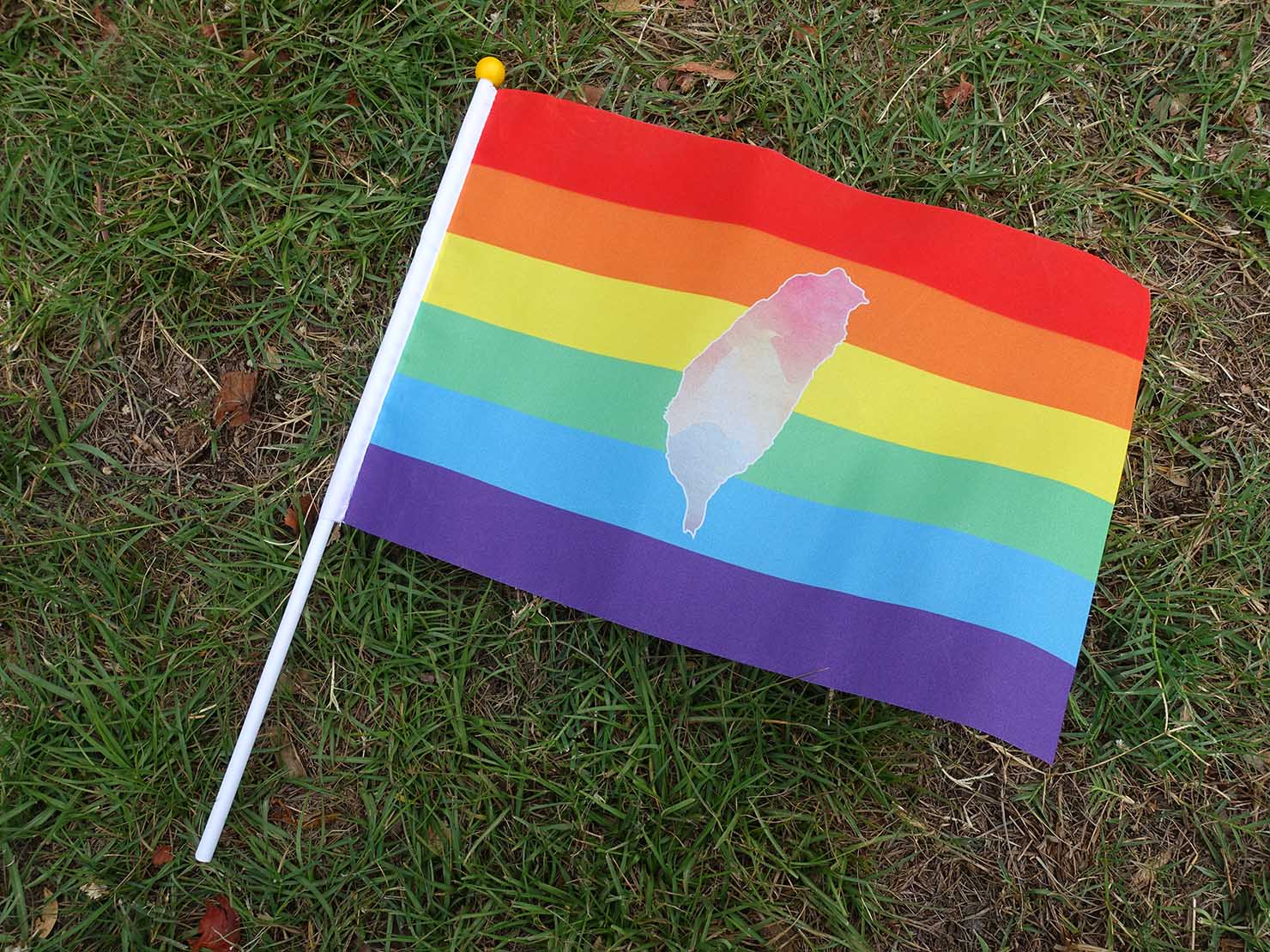 去年高雄同志大遊行中，掉落在路邊的彩虹旗。（虹色台灣部落格）