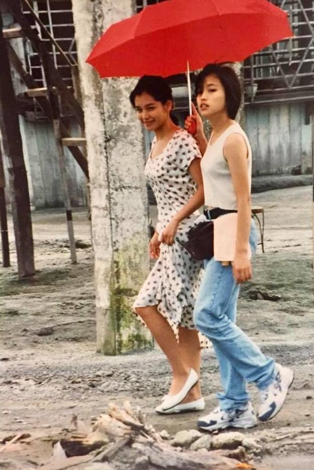 徐若瑄近來翻出與姊姊的陳年舊照,引發討論。(翻攝自徐若瑄 Vivian Hsu臉書)