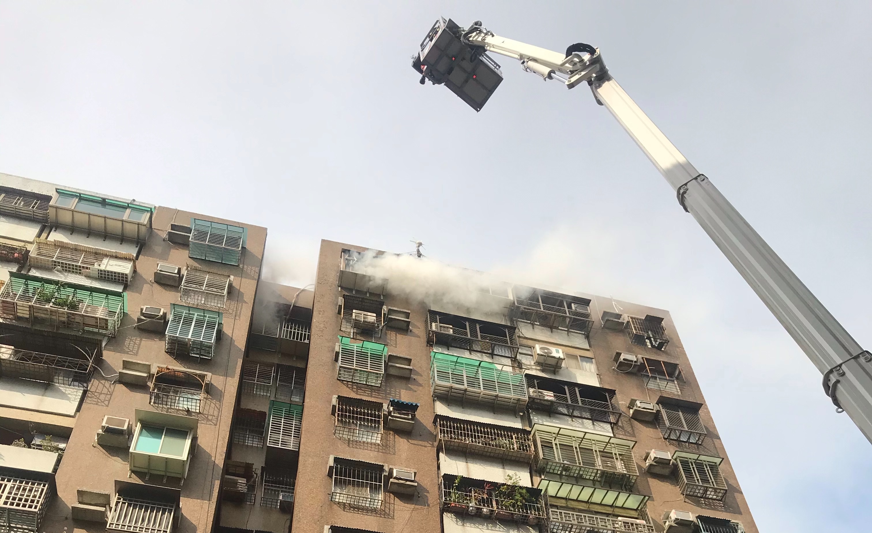 台北市士林區一棟大樓上午9時傳出火苗濃煙，遭濃煙嗆傷的一名男子被送醫治療。（北市消防提供）