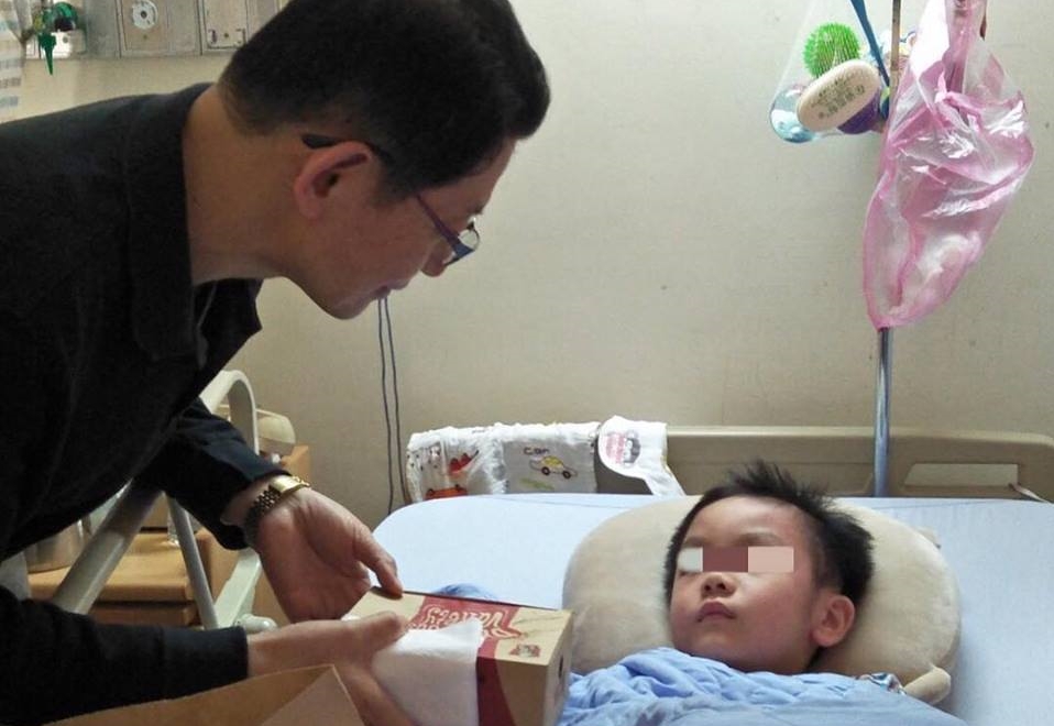 男童謝沛帛自去年普悠瑪翻車事故後昏迷4個月，今傳出甦醒的好消息。（翻攝自羅紹和臉書）