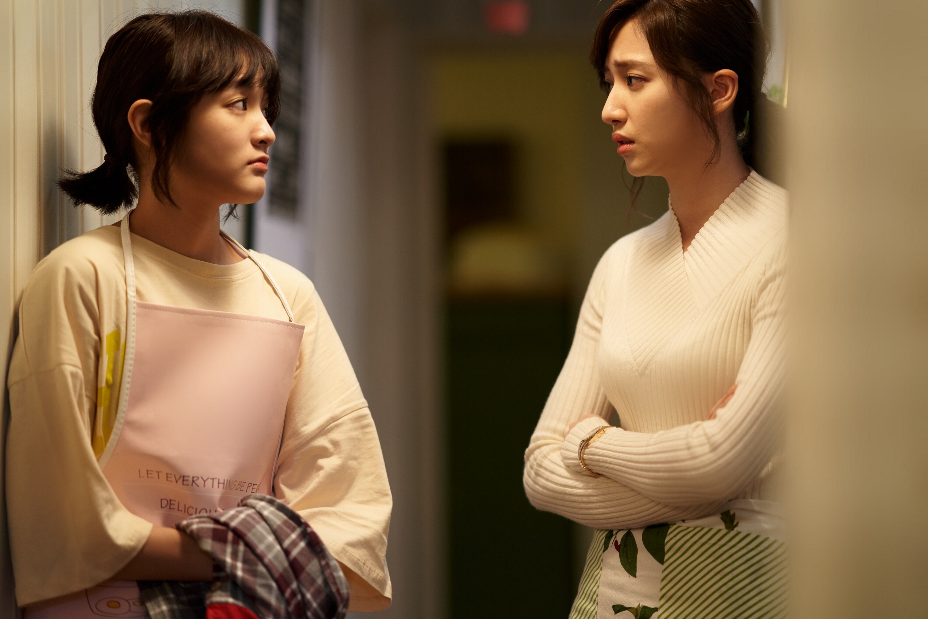 謝翔雅與王淨對戲時遇好兄弟來湊熱鬧。（東森提供）