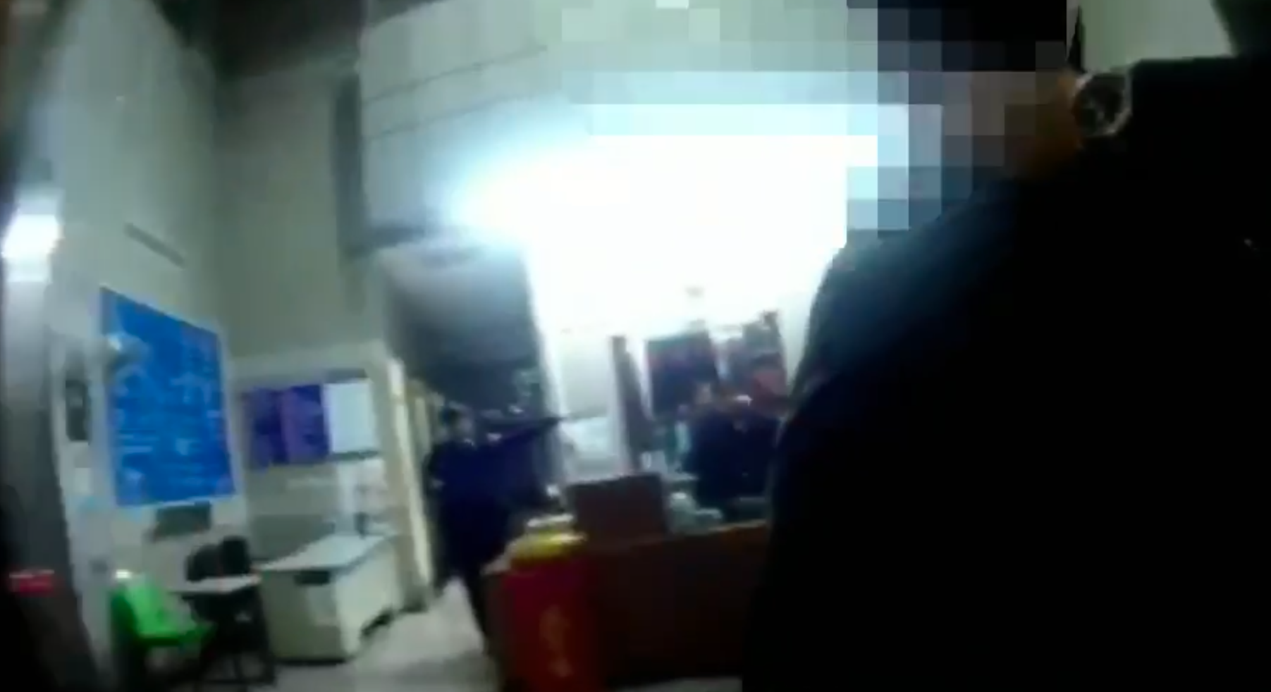 笨毒蟲劉男身藏毒品在警局前爭吵被帶回,結果在其外套中被起獲安非他命遭逮。(警方提供)