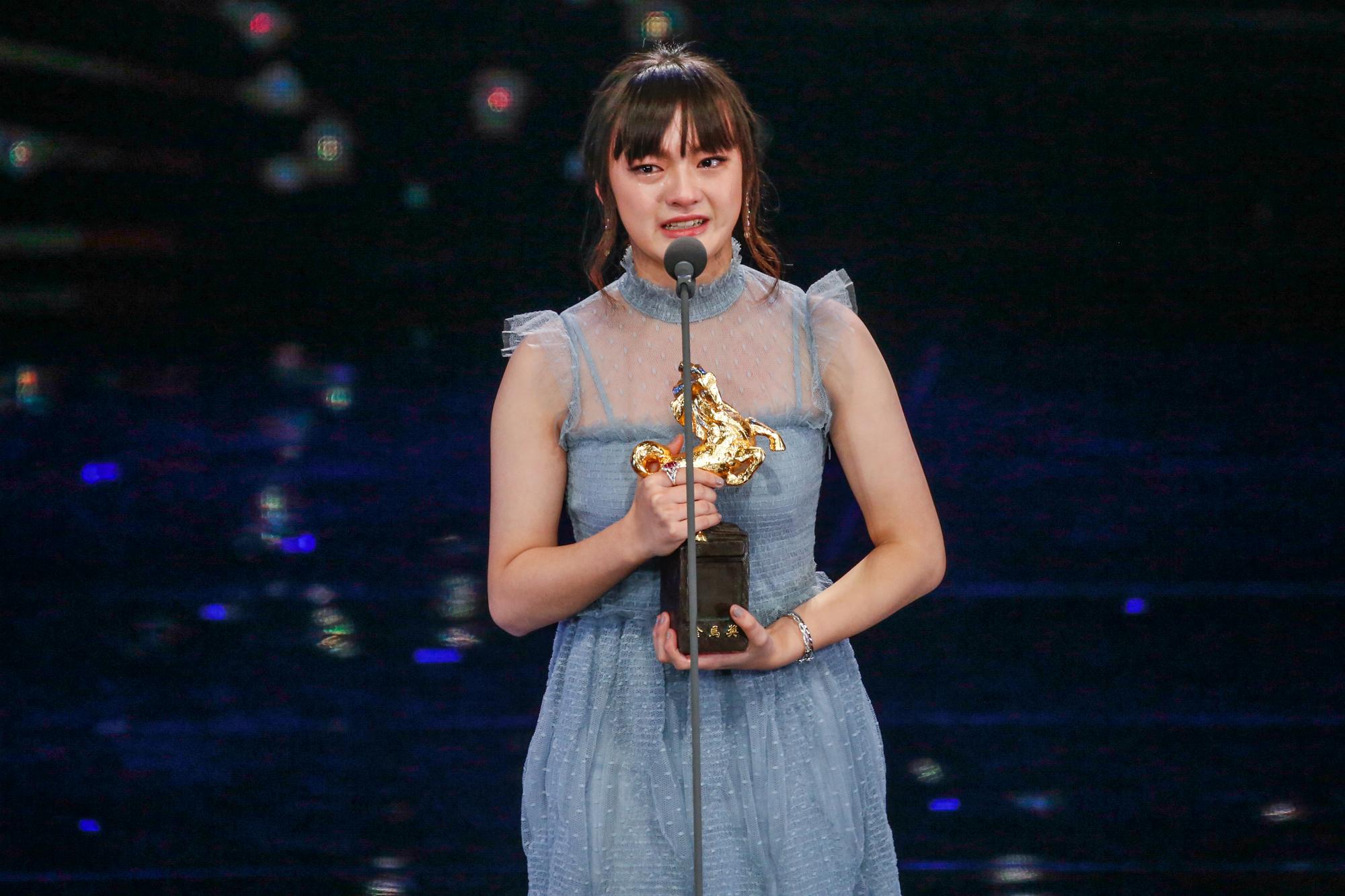 被稱為天才少女的文淇，前年打敗眾多前輩獲得金馬獎女配角，如今卻與經紀公司有合約糾紛。