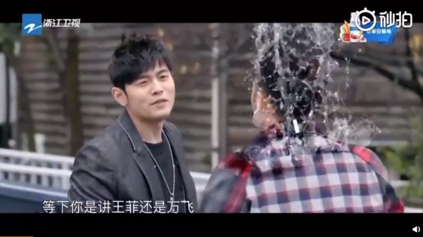 周杰倫以導演之姿捉弄謝霆鋒。（翻攝鋒味微博）