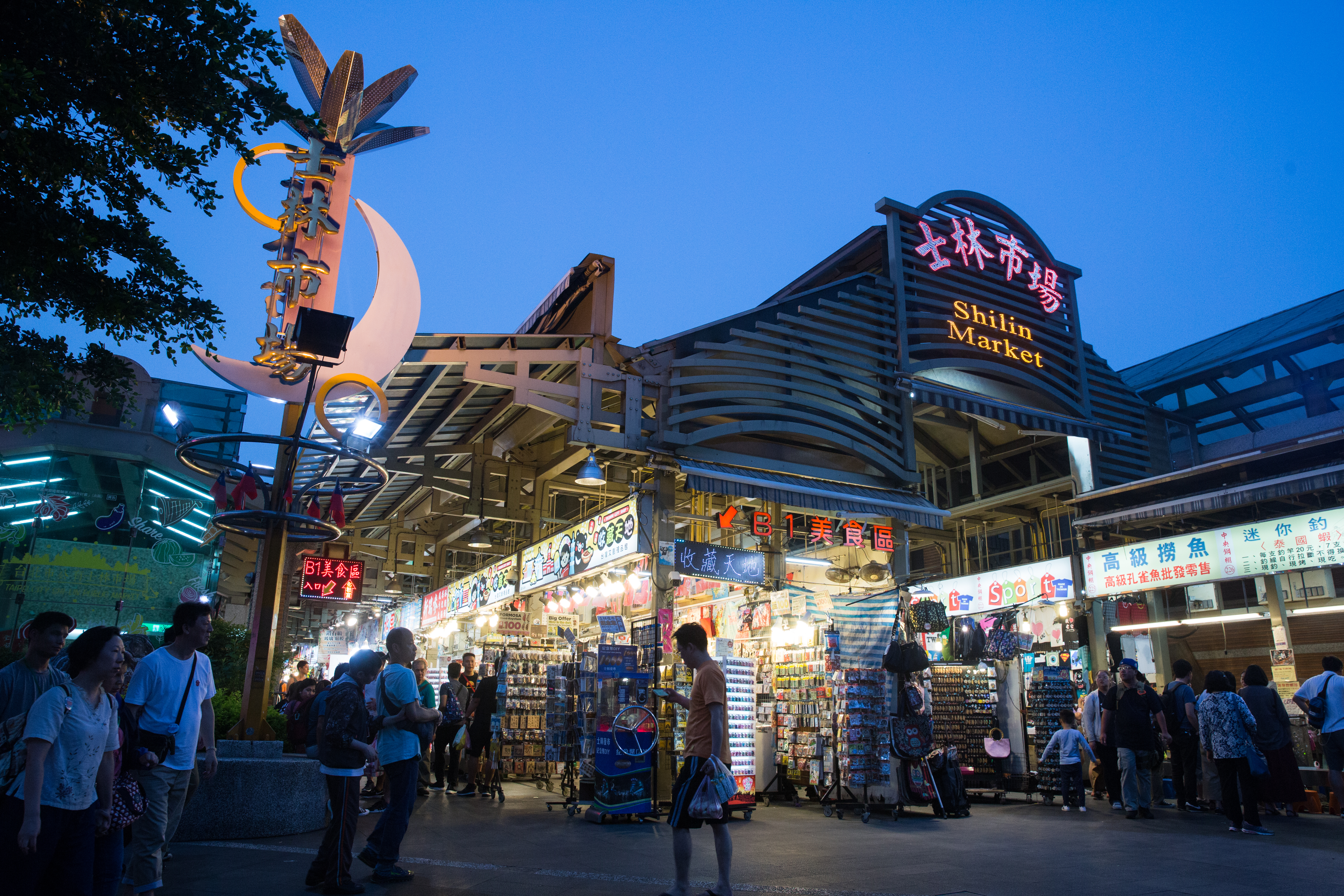 一名女網友到士林夜市購買「玉米瀑布」，打開後被份量和價格嚇傻。（示意圖非當事店家，本刊資料照）