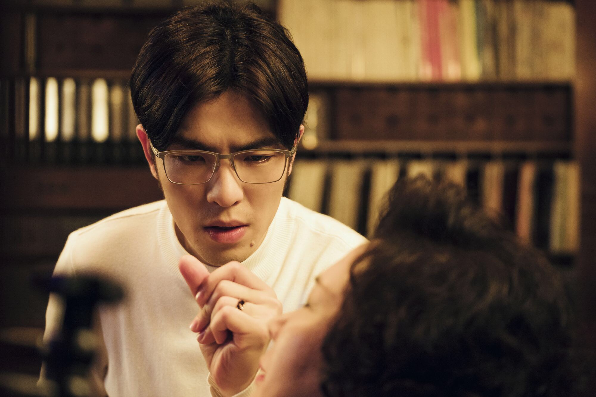 《魂囚西門》瞬間收視最高落於老蕭的診間出現麗華奶奶（沈海蓉飾演）的身影，原因竟是急救中的麗華奶奶靈魂出竅。（公視提供）