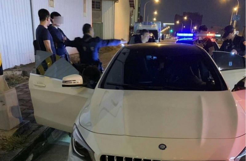 警攔查賓士車，查出陳姓駕駛（右二）目前因詐欺案遭通緝。（警方提供）