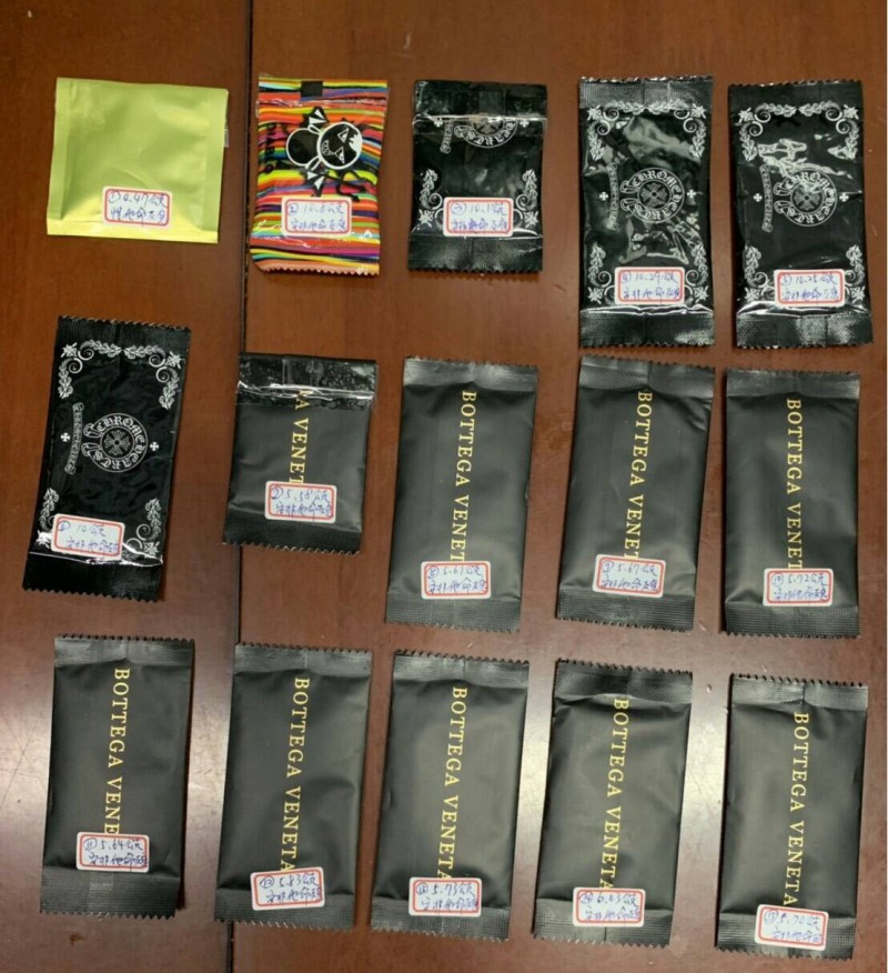 警方在陳男的紙袋內起出一堆毒品。(警方提供)