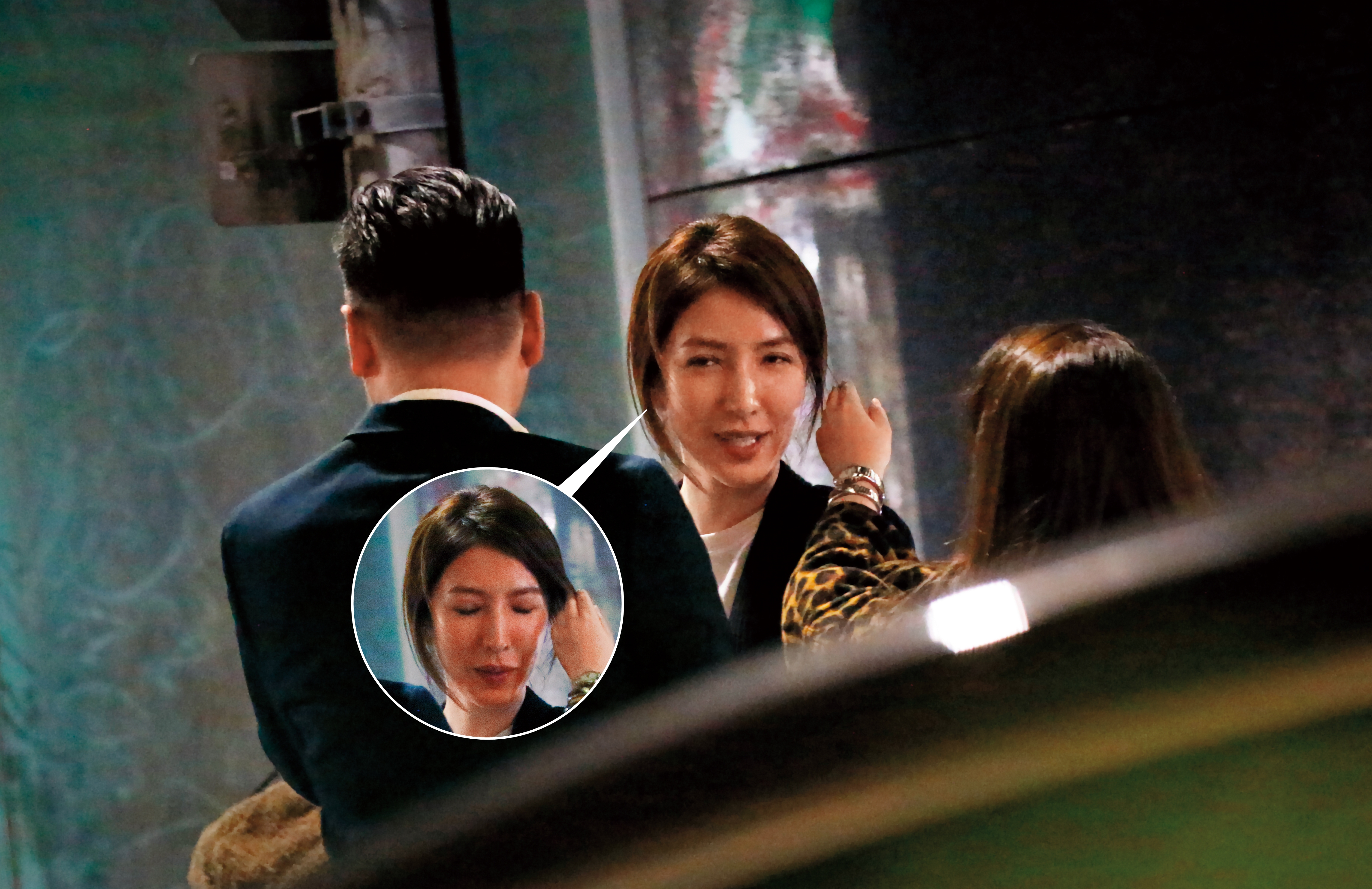 楊謹華深夜出現在ELVA最後被本刊拍到的錢櫃，她一路緊黏老公，看來髮絲隨風被吹得四散。