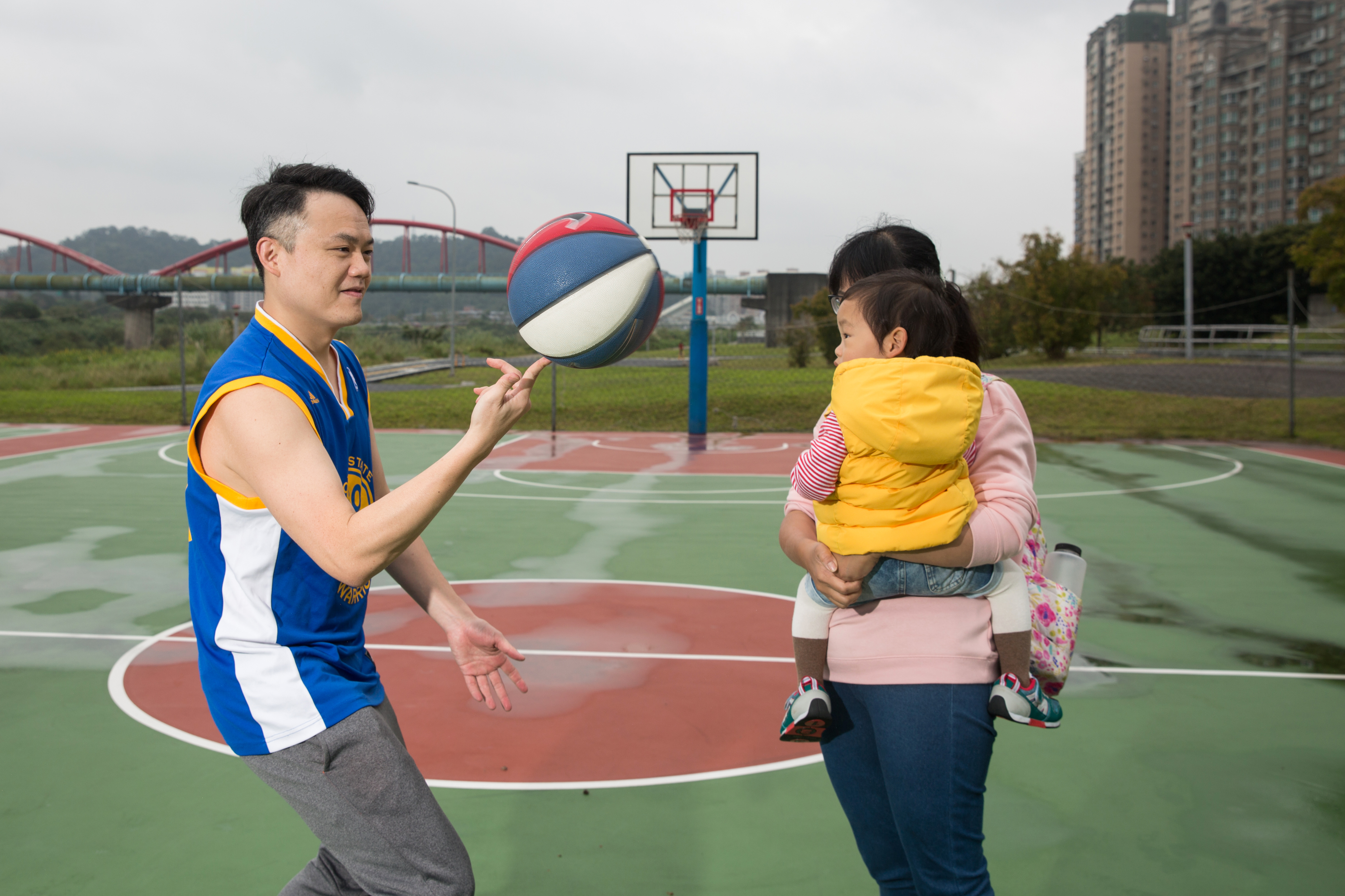 99啪苦學投資，40歲便累積千萬資產，毅然辭去公職，過著悠閒打籃球、樂當奶爸的生活。