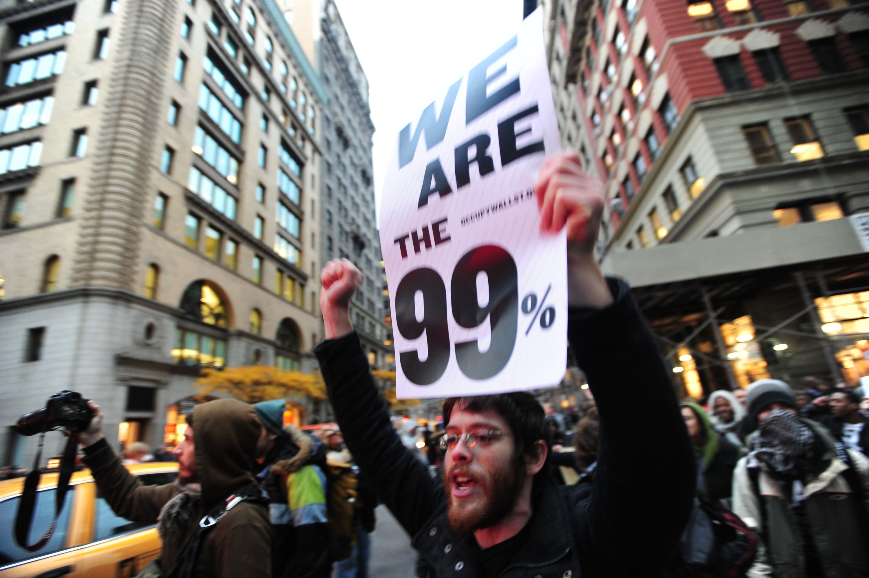 金融海嘯掀起「佔領華爾街」運動，揭示貧富嚴重不均，財富集中在1%富人手上，每個人都是99%，也激發99啪學習投資理財的決心。（東方IC）