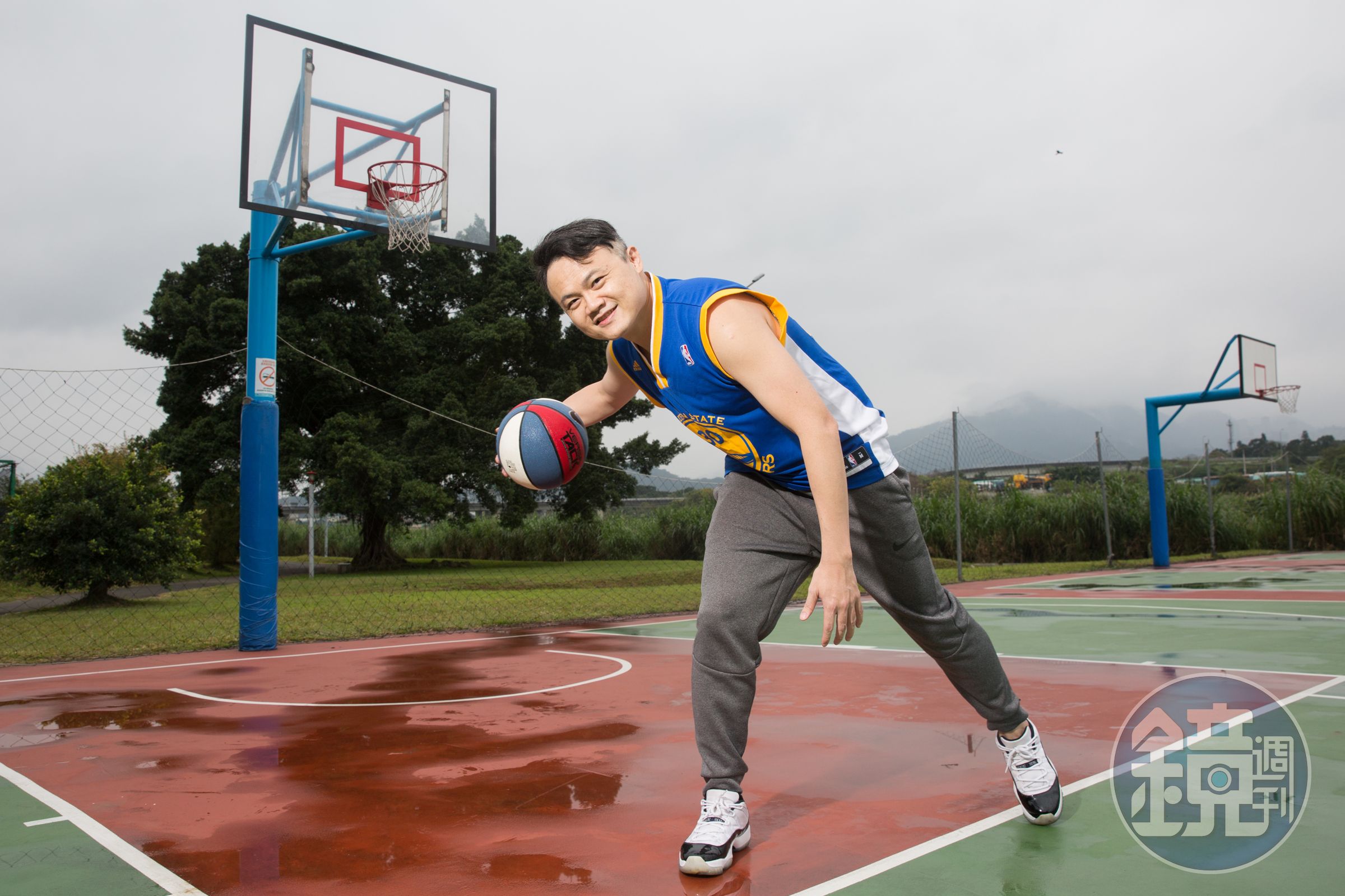 平日愛打籃球的99啪，用NBA教練挑明星球員的方式發掘飆股，並跟著賽季節奏操作，創造高勝率高。