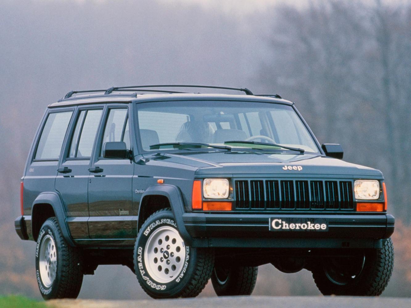 JEEP先於1984年推出單體式車身的Cherokee，這是一款降低越野成分但其實還很能越野的休旅車，也被視為SUV濫觴。