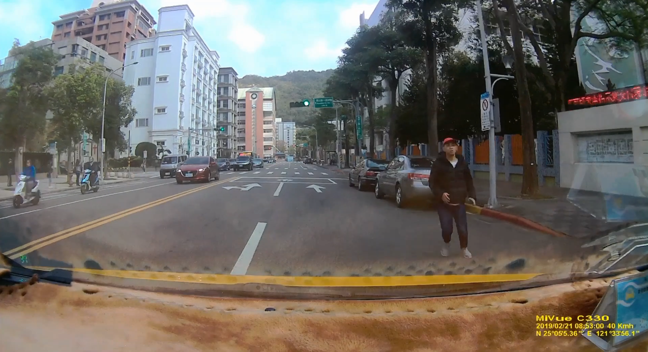 攻擊蔡姓男子的犯嫌在行凶後搭上計程車潛逃。（警方提供）