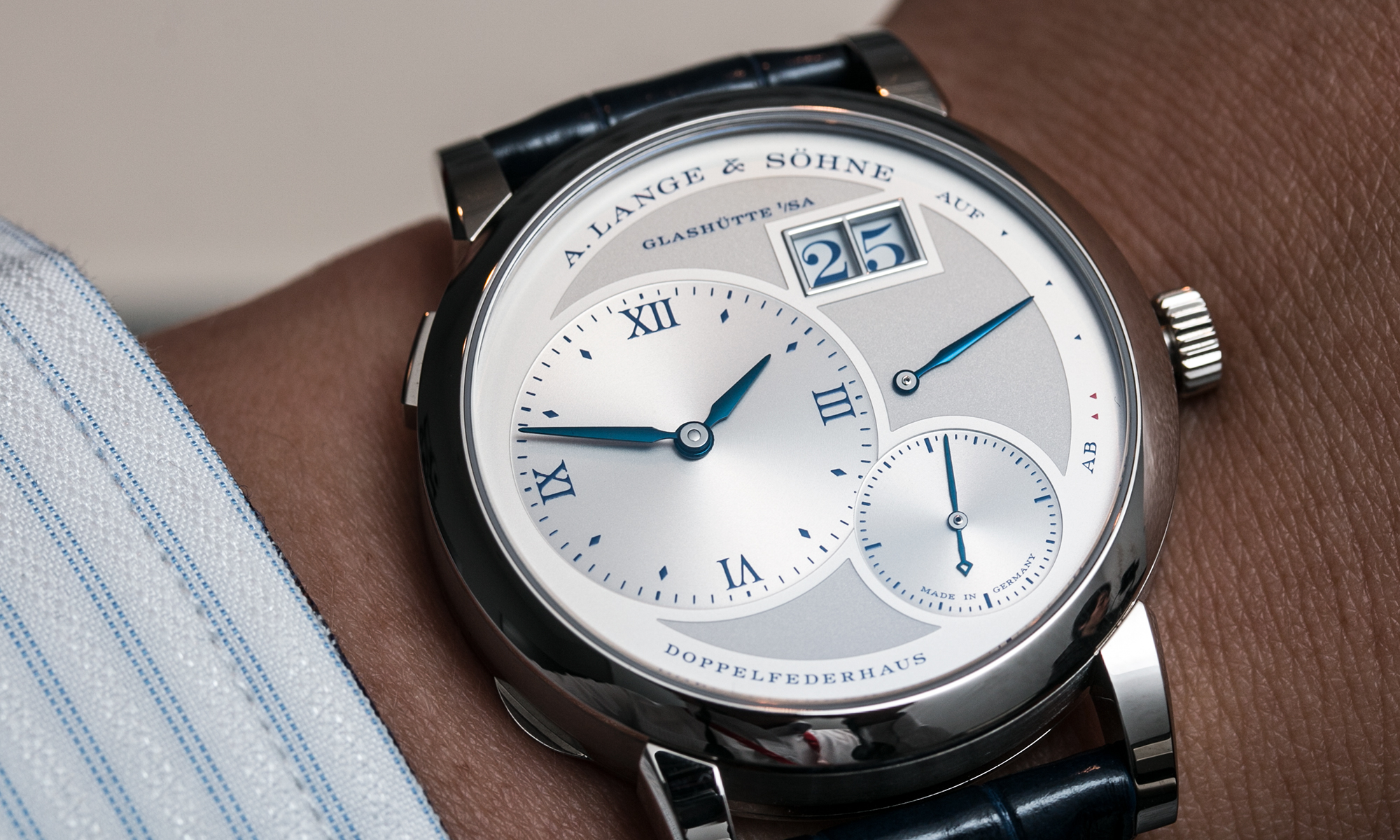 今年是朗格重生25周年的重要時刻，SIHH帶來限量紀念版第一款作品：Lange 1 25th Anniversary。