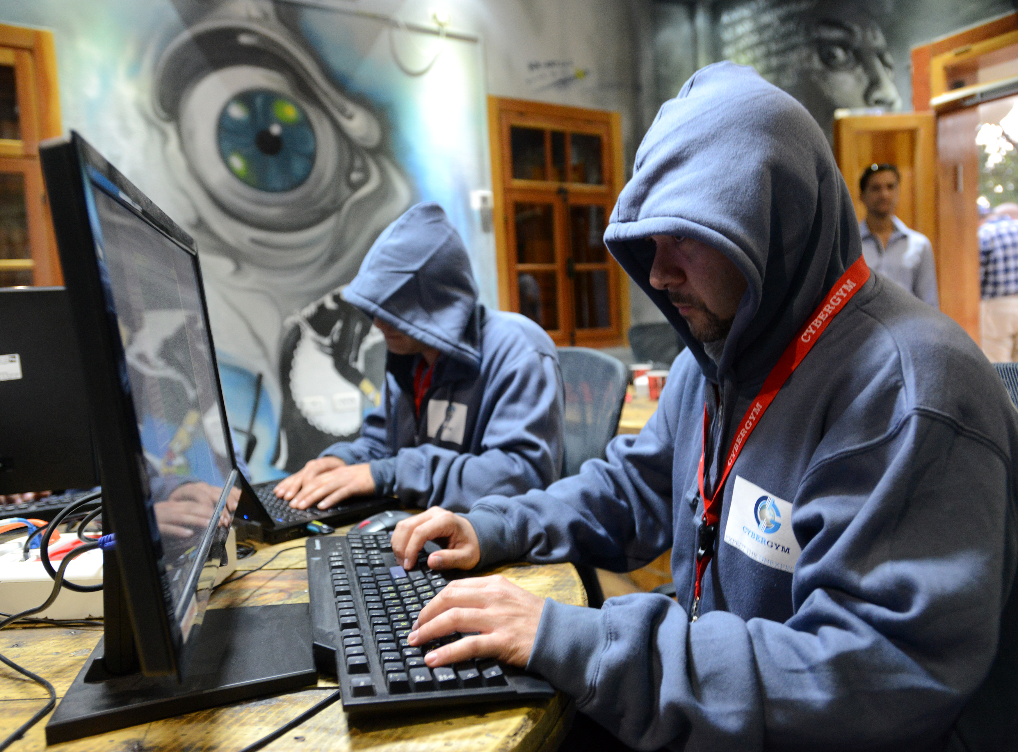 以色列軍方位於哈代拉的「CyberGym」訓練中心,學員透過電腦學習網路攻擊任務。(東方IC)