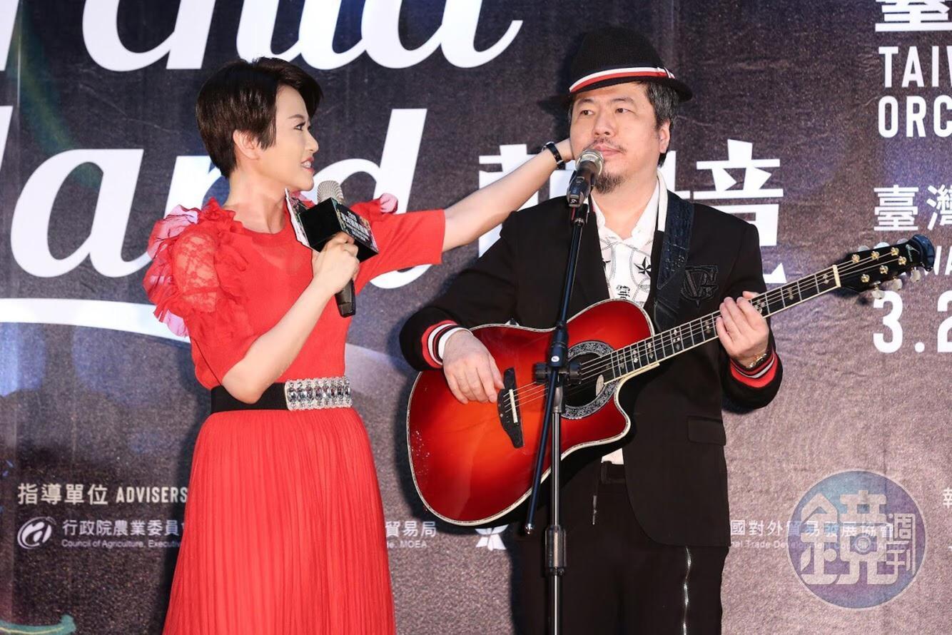 黃國倫與寇乃馨夫妻感情好，黃國倫自彈自唱時，寇乃馨便幫他注意儀容。