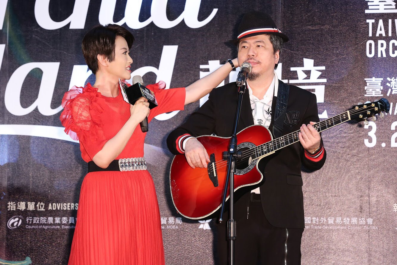 黃國倫與寇乃馨夫妻感情好，黃國倫自彈自唱時，寇乃馨便幫他注意儀容。