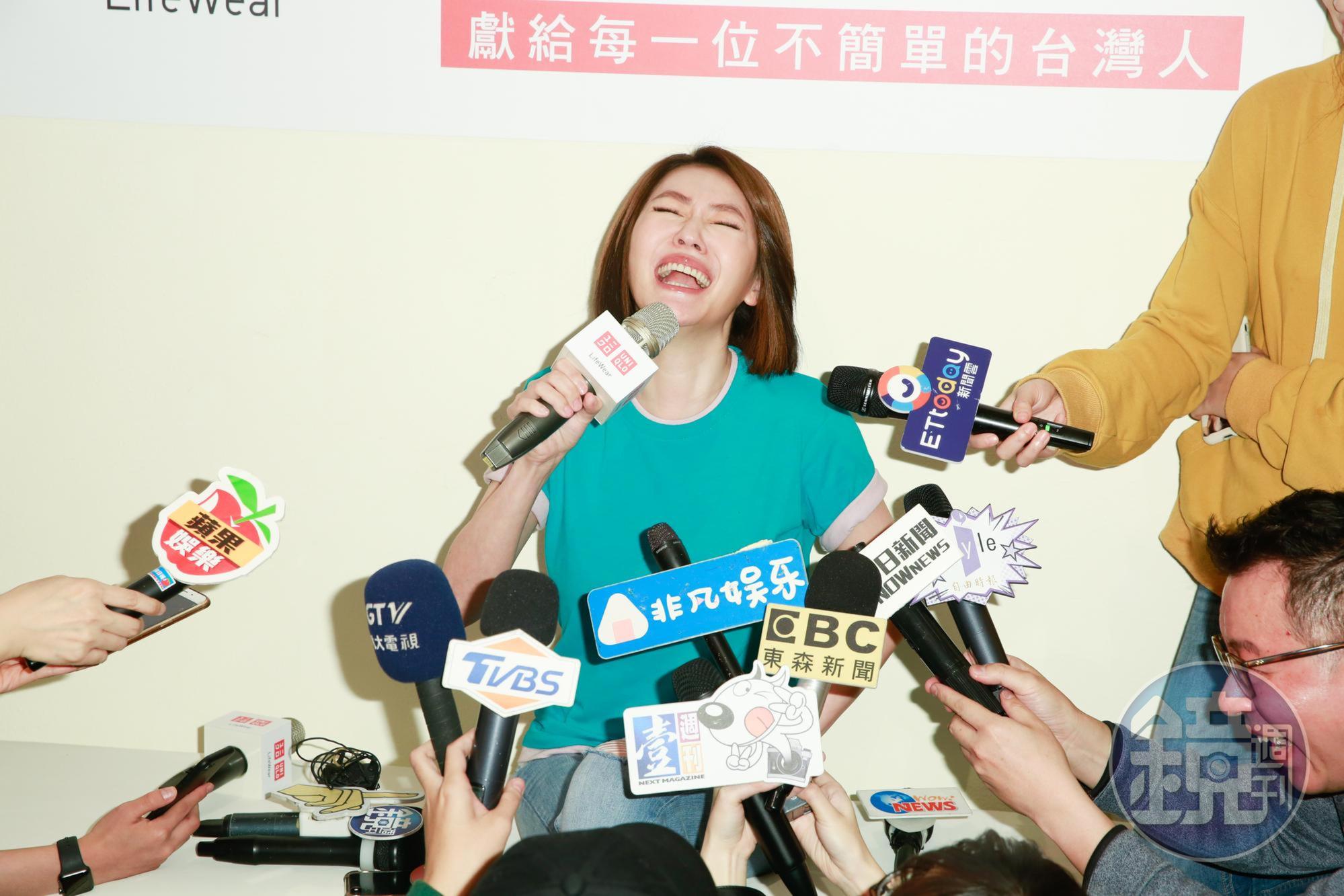 小S今天(21日)出席Uniqlo活動，被問及黃子佼愛犬元氣離世，搞笑說：「現在狗走了，他可以開始準備結婚了，至少會包一萬元！」