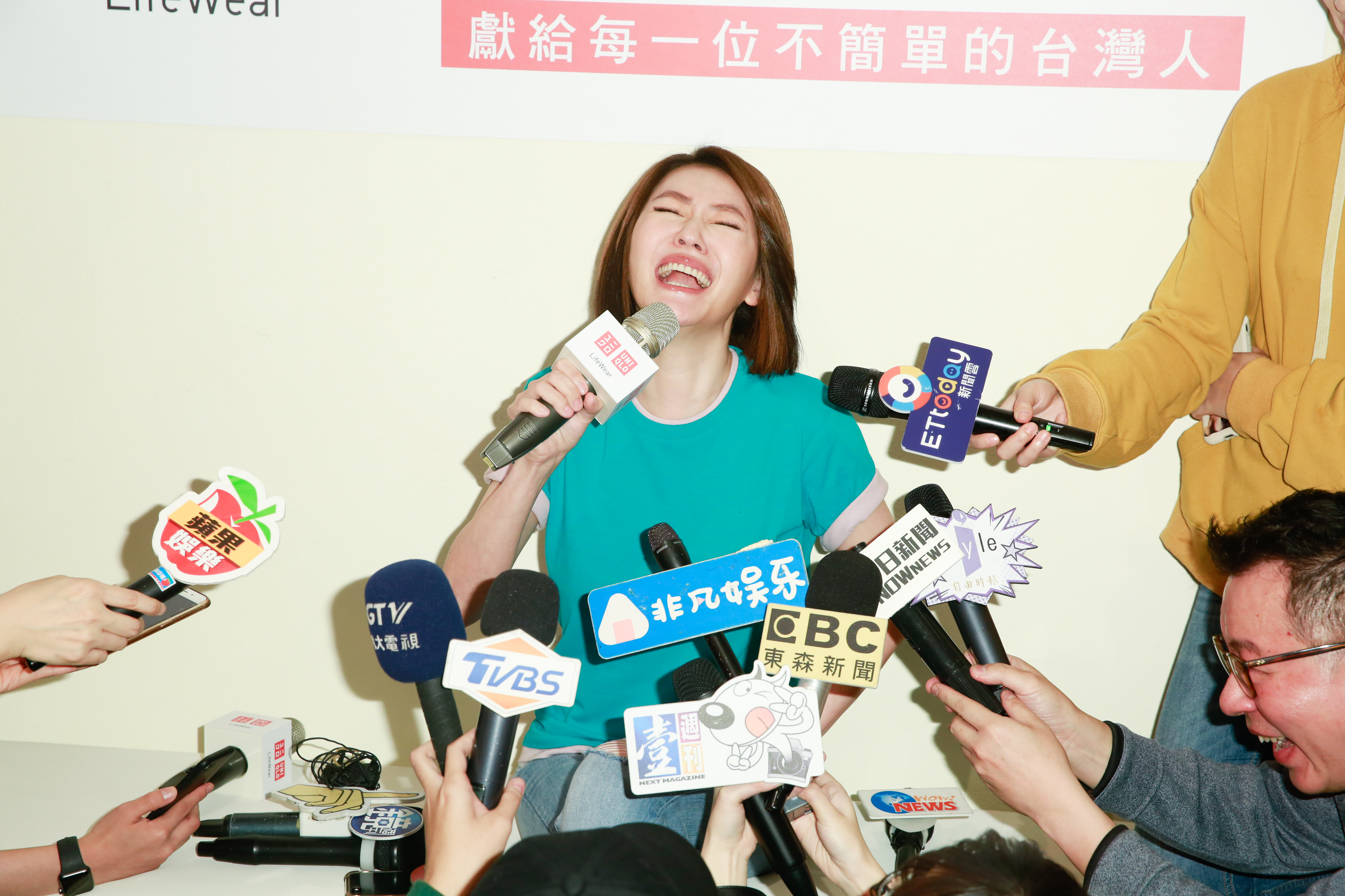 小S今天(21日)出席Uniqlo活動，被問及黃子佼愛犬元氣離世，搞笑說：「現在狗走了，他可以開始準備結婚了，至少會包一萬元！」