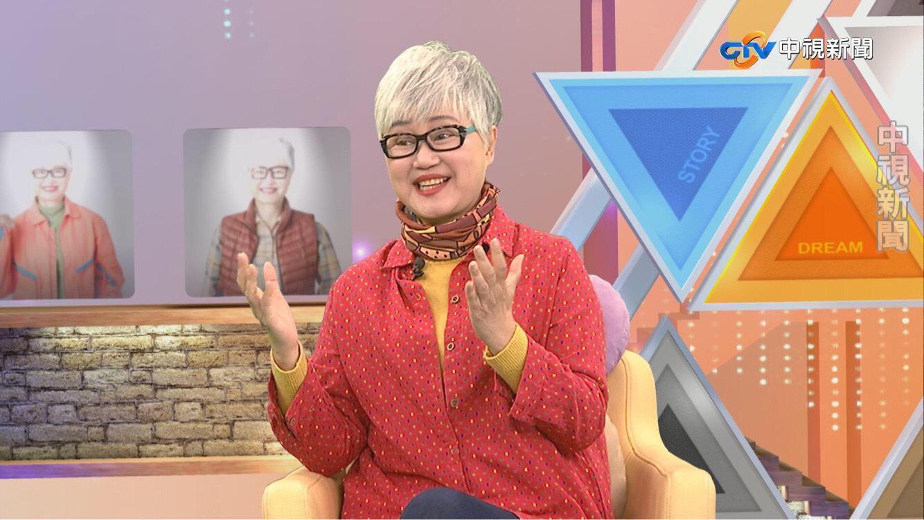 高愛倫上節目分享與大明星的小故事。(中視提供)