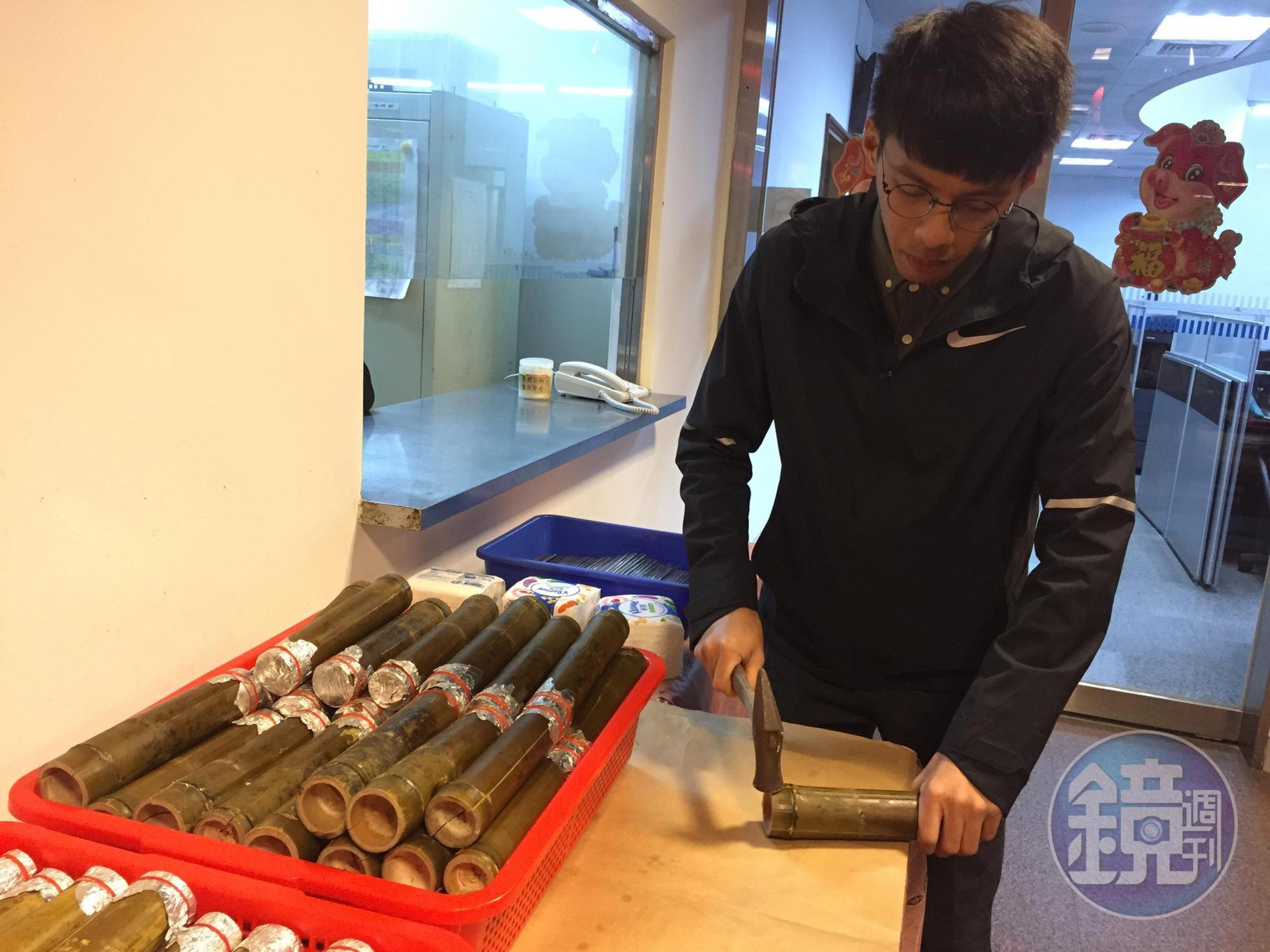 馬見親自示範竹筒飯的槌法，更強調用手抓食才是原味。