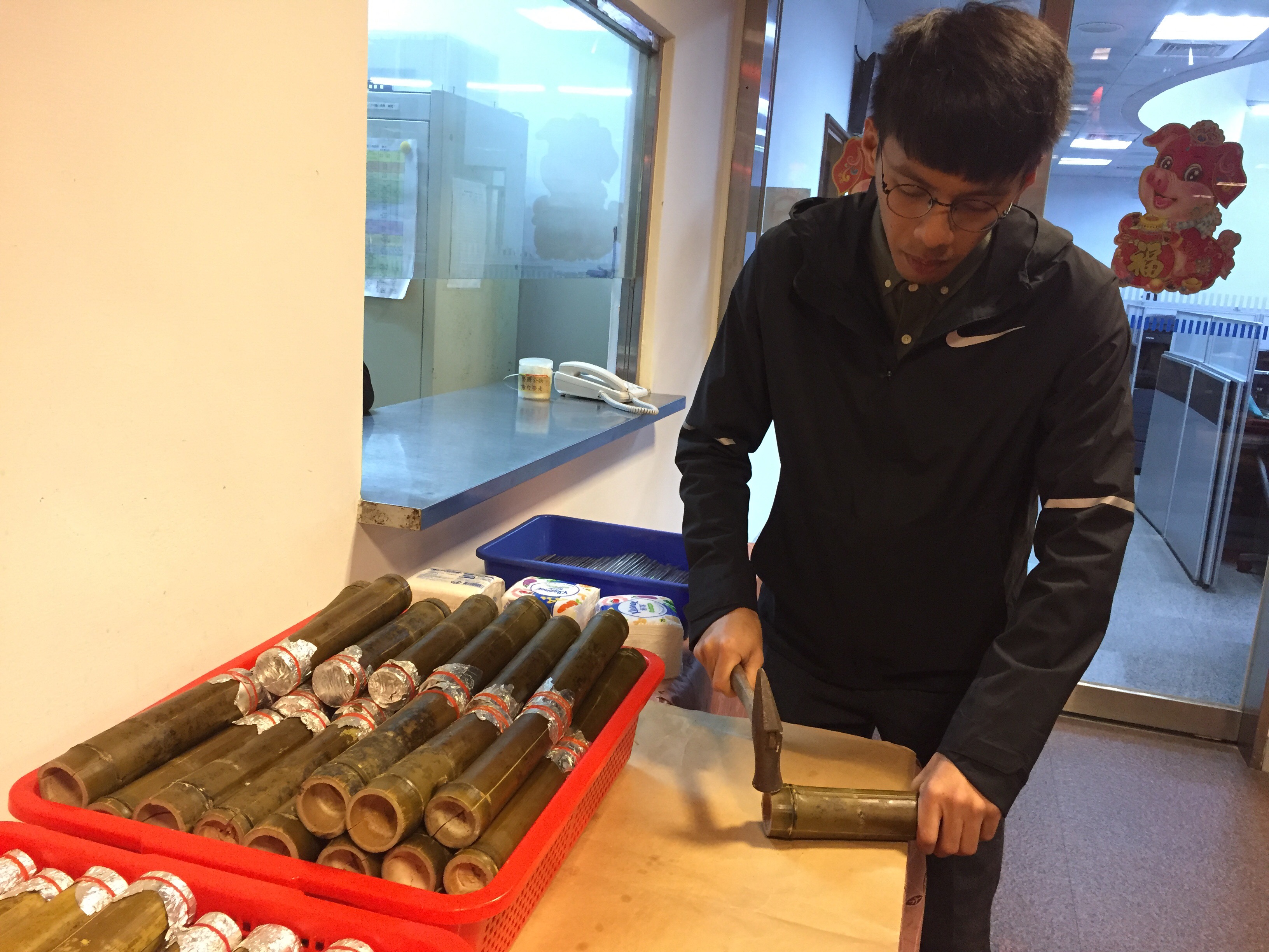馬見親自示範竹筒飯的槌法，更強調用手抓食才是原味。