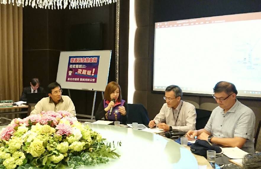 新北市議員劉美芳邀集雙北市捷運局召開記者會，要求相關局處改善捷運噪音。（翻攝畫面）