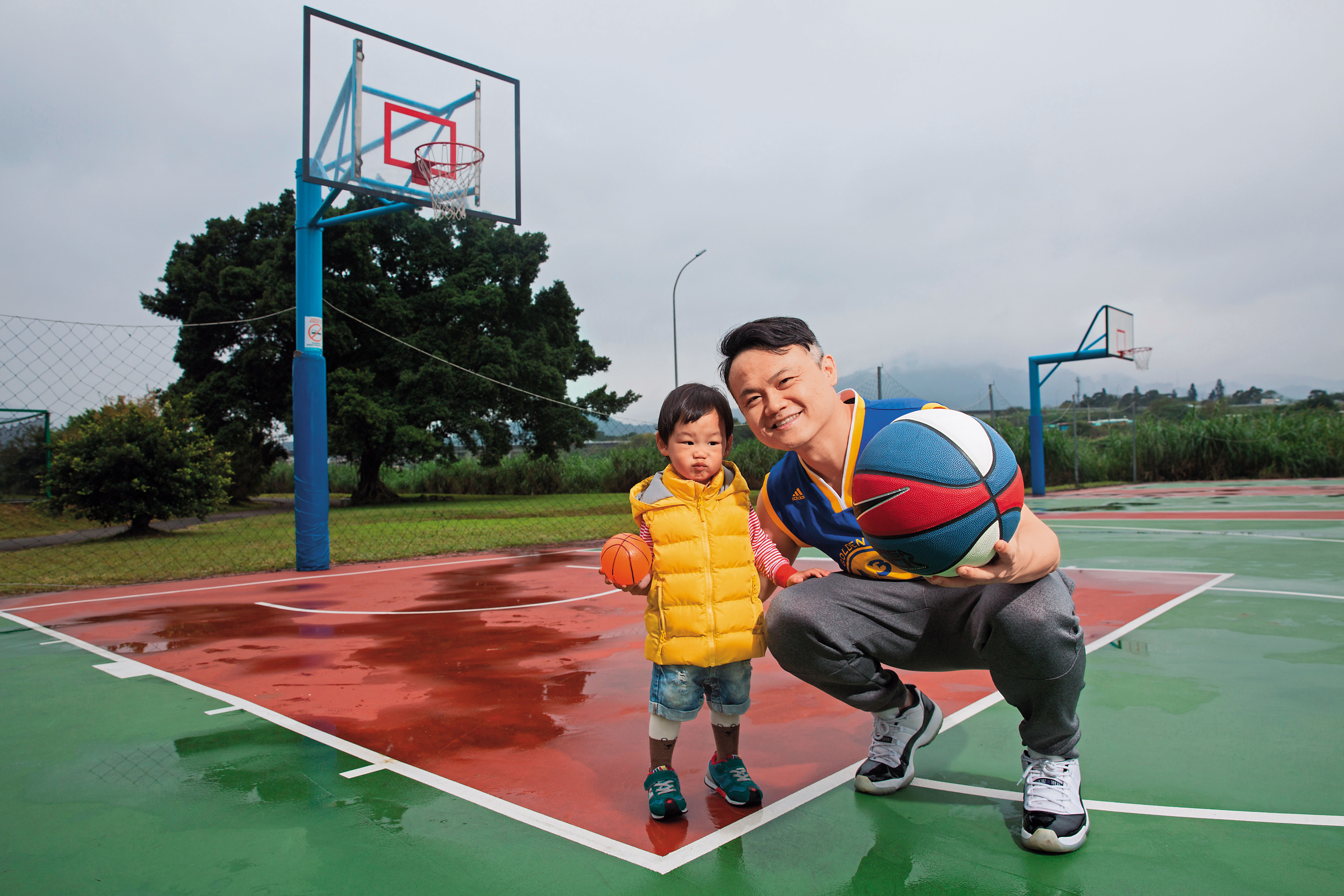 99啪苦學投資,成功累積千萬資產,40歲便毅然辭去公職,過著悠閒打籃球、樂當奶爸的生活。