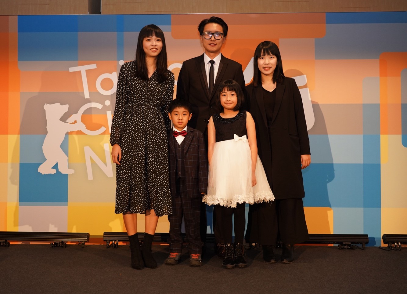 《踮腳尖》導演林誼如（後排左起）與製片陳彥翰和杜韋樺，以及演員謝恩慈（前排左起）和姜棠甯一起出席今年柏林影展。 （國家電影中心提供）