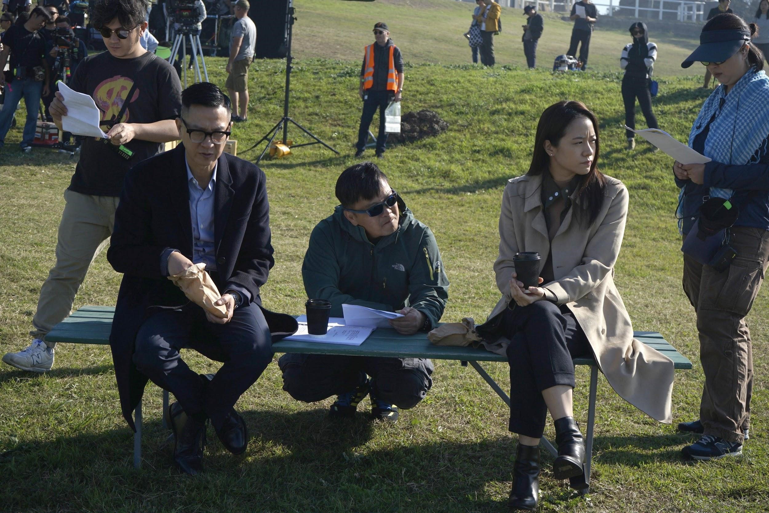 《廉政風雲　煙幕》以香港為主要背景，但應劇情需要男主角張家輝（前左起）、導演麥兆輝與女主角林嘉欣等也遠赴澳洲拍攝。（華映提供）