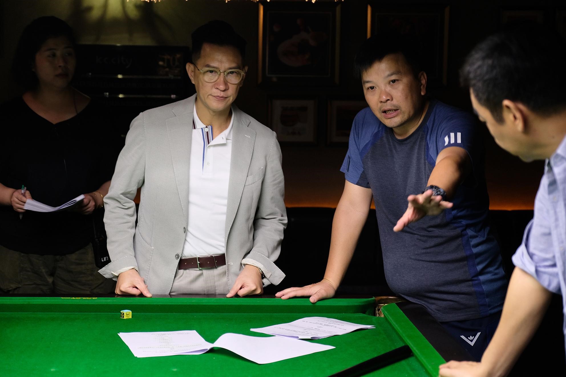 導演麥兆輝(右二)懂得演員演戲最需要的是什麼。(華映提供)