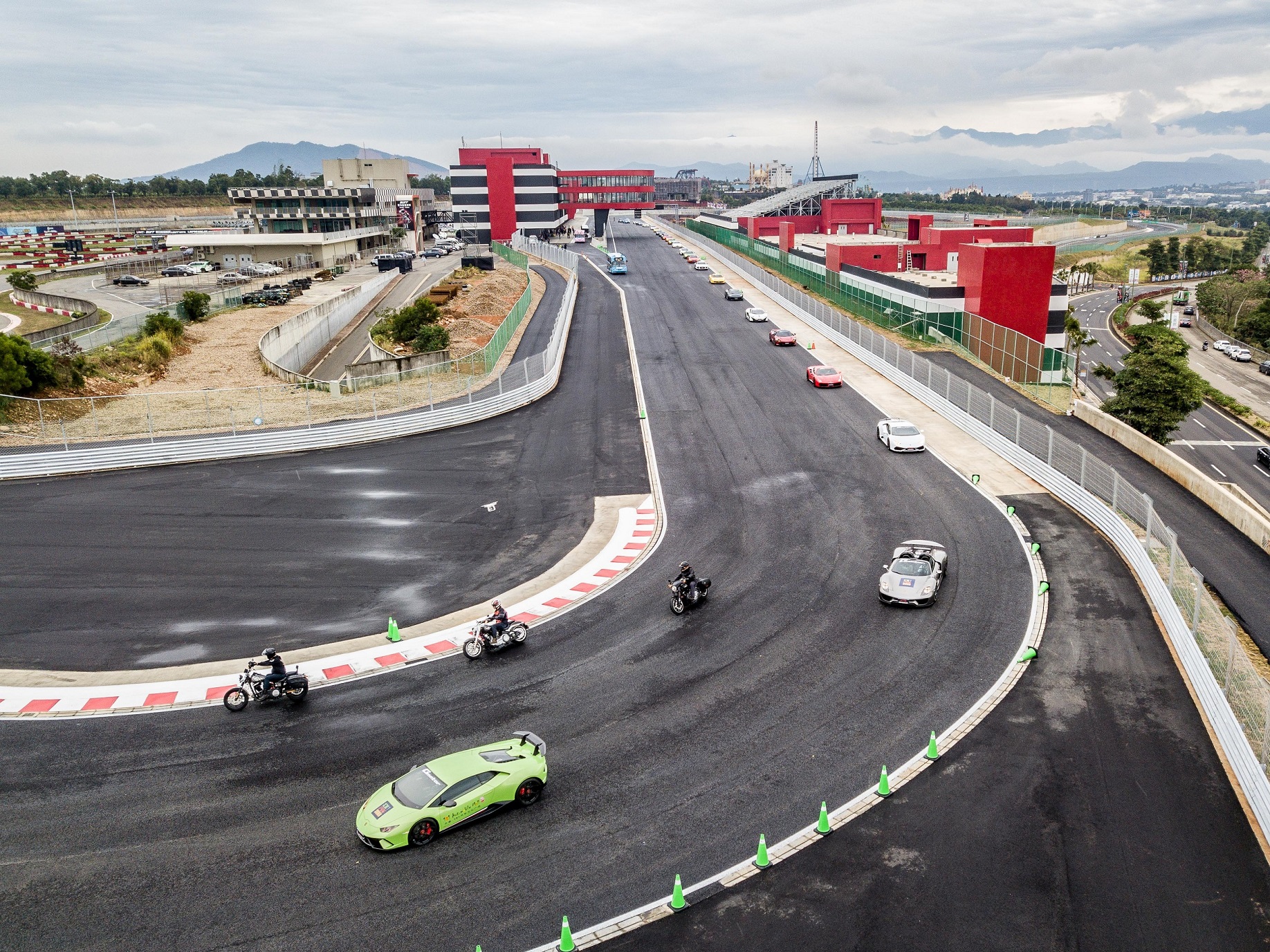 預計8月營運的台中麗寶賽車場主題飯店，客房窗戶就正對賽車跑道。（麗寶提供）