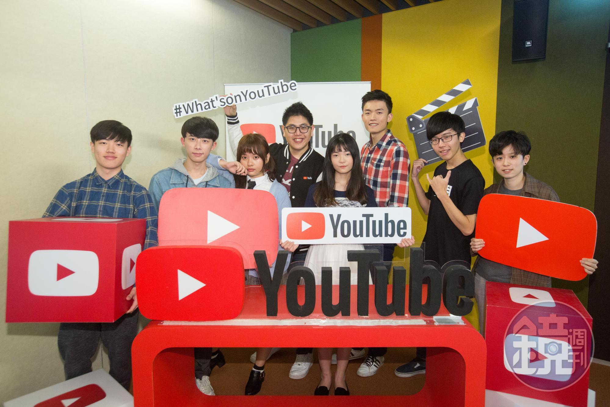 網紅行業正夯,許多社會新鮮人成為YouTube創作者,左起為YouTuber嬸嬸、女子月月友、YouTube大中華區策略合作夥伴經理黃少宇 、YouTuber六指淵、Hook。